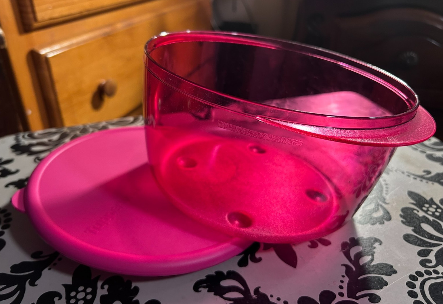 Tupperware Round Rock N Serve 2 Liter – FUCHSIA color NEW
