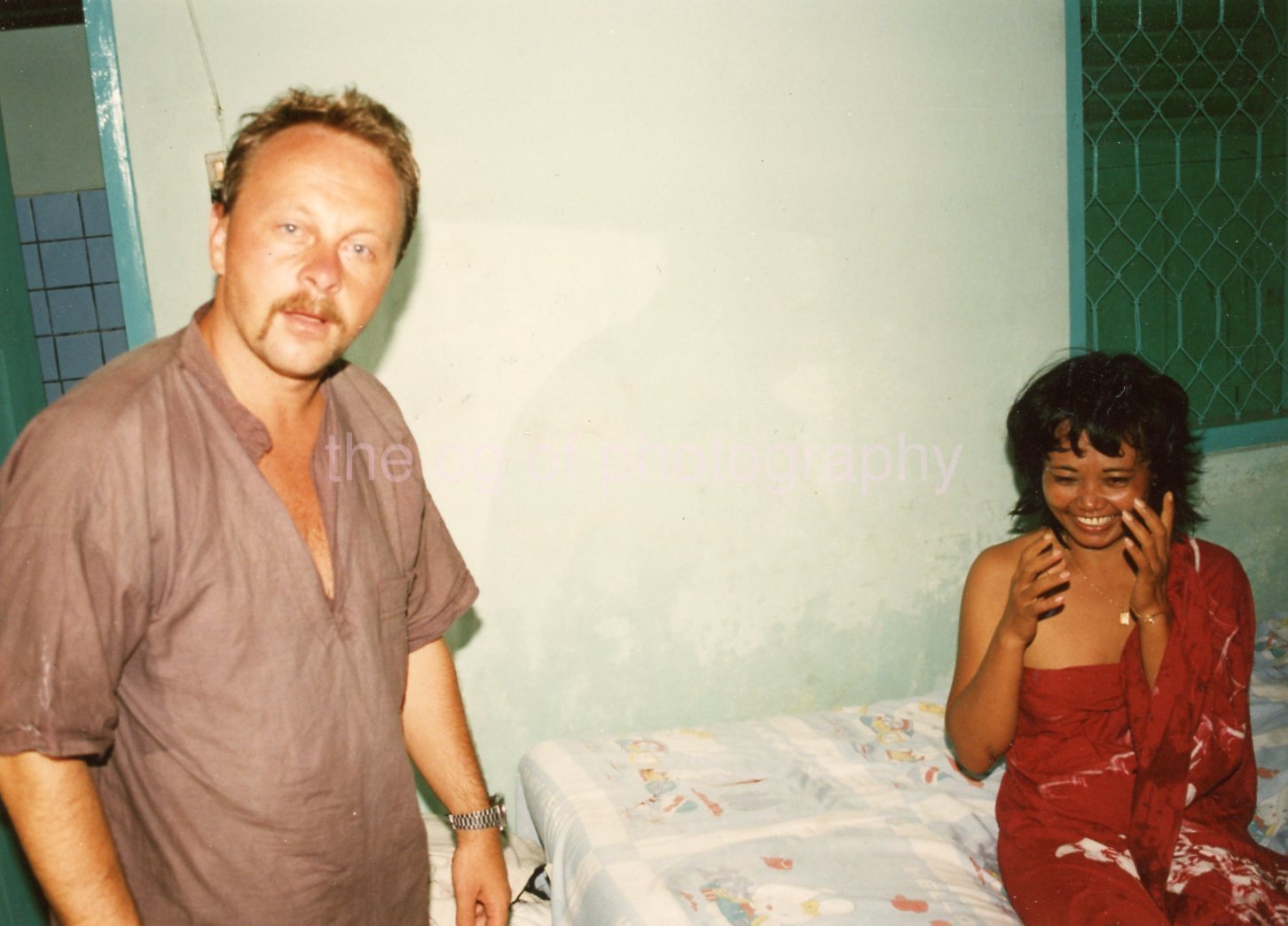 FOUND PHOTOGRAPH Color ORIGINAL Snapshot VINTAGE 36 LA 80 P