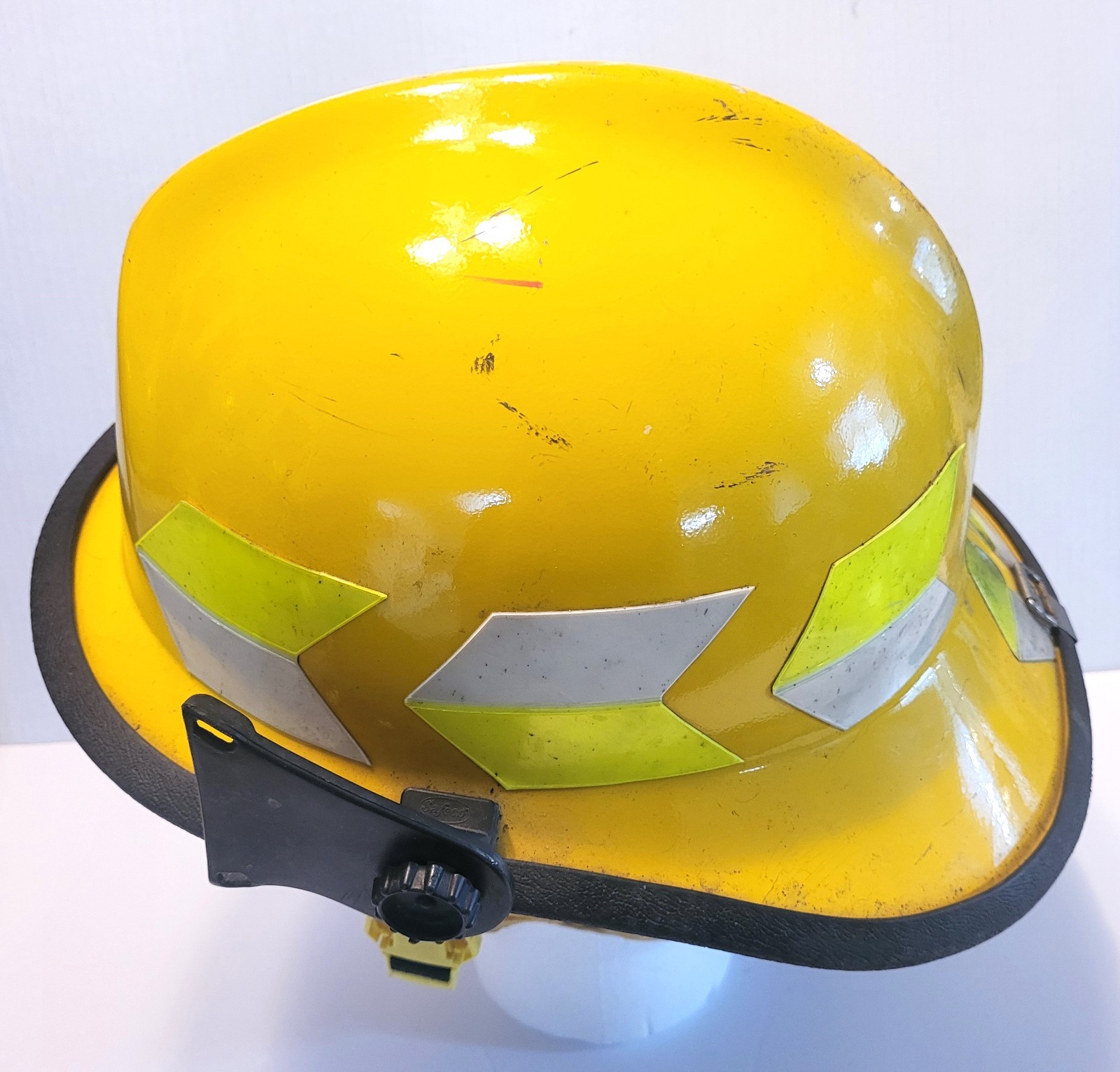 Vintage Chieftain Firefighter Helmet Safeco 911 Yellow Arrows Used in Service