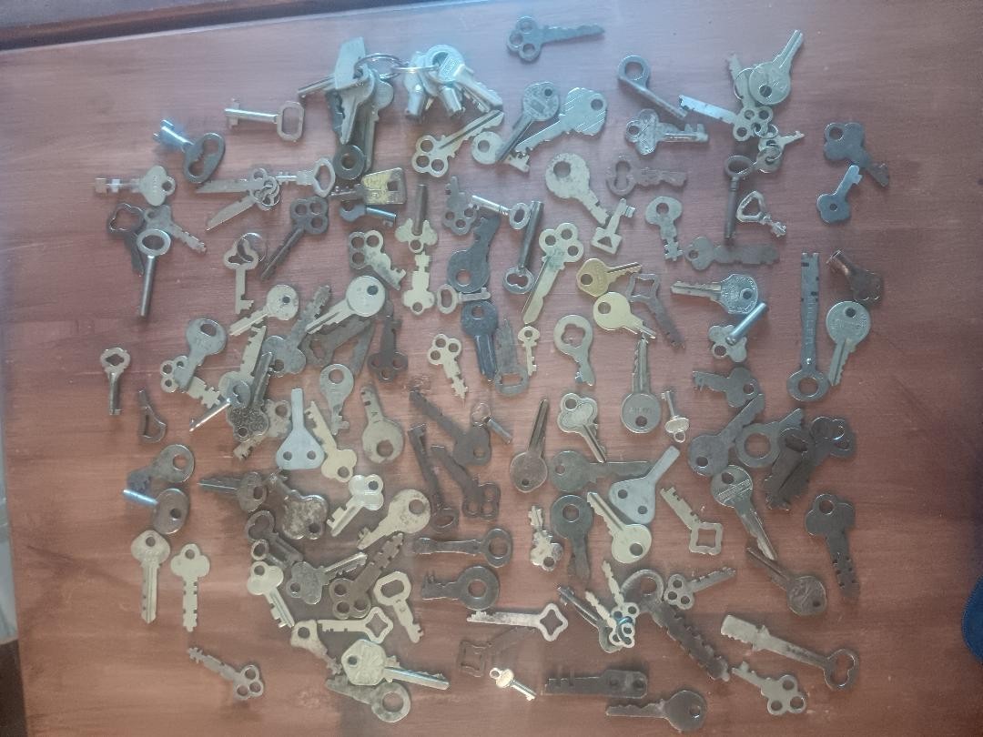 1 lb 7 ounces of mixed collection of keys flat antique vintage