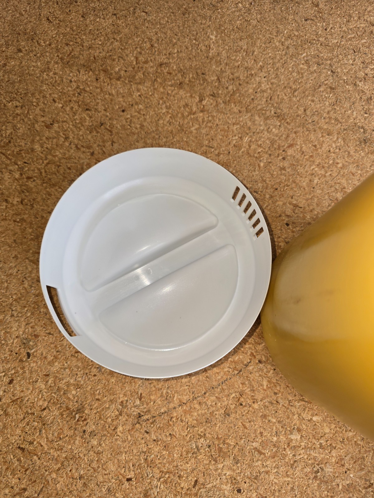 Rubbermaid One Gallon Yellow Pitcher White Top 2718 Vintage 2 Spouts Nice Cond