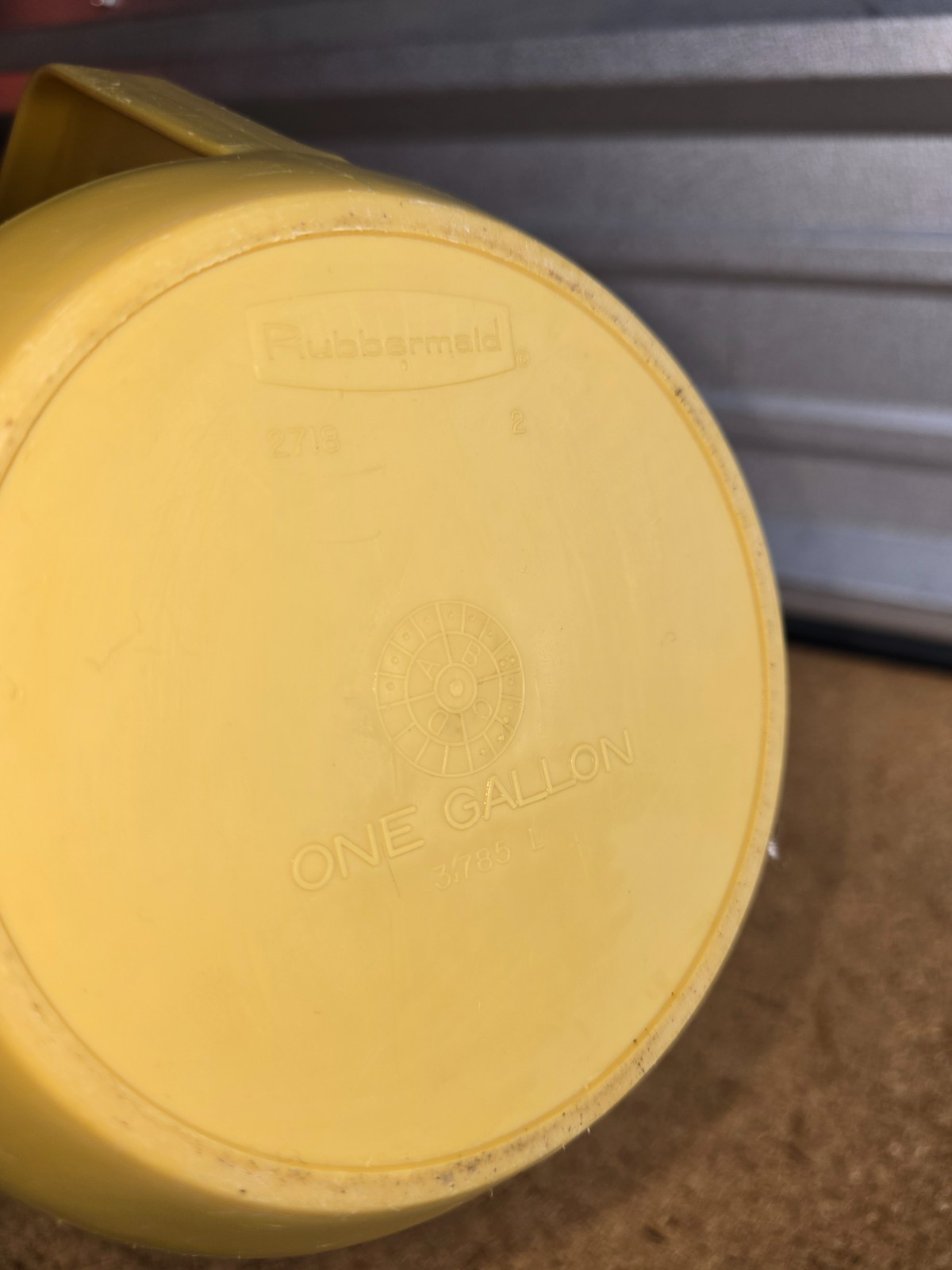 Rubbermaid One Gallon Yellow Pitcher White Top 2718 Vintage 2 Spouts Nice Cond
