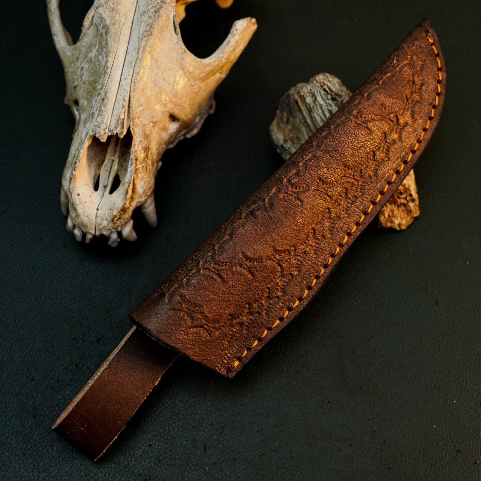 9.1 “ D2 Skinning Hunting Knife Handmade Full Tang Wood Handle Leather Sheath