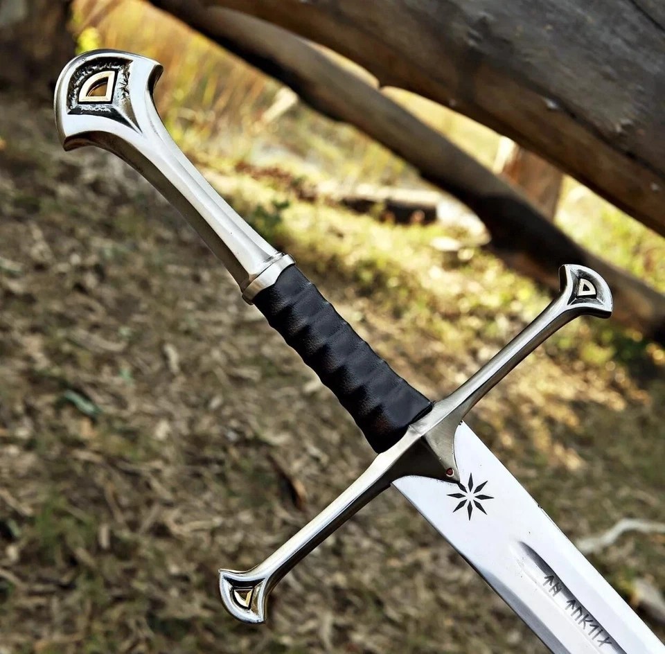 „Handmade Anduril LOTR Sword Replica – Engraved Blade with Wall Mount Display“