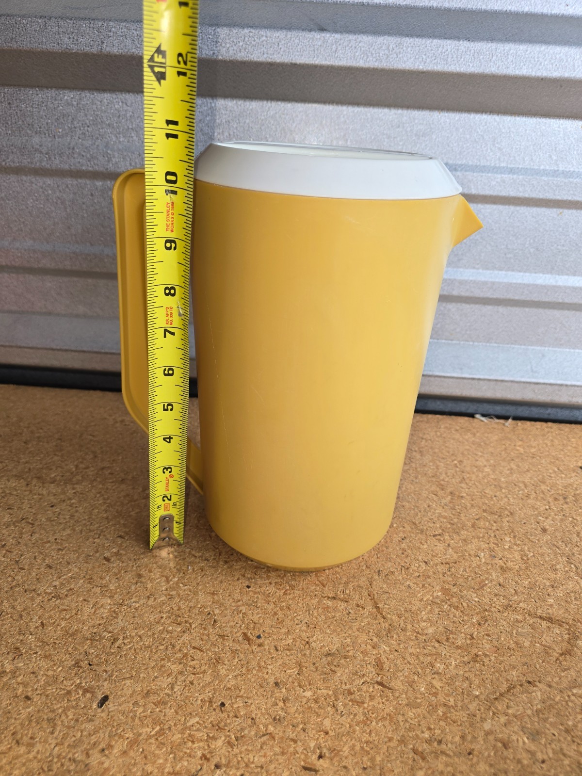 Rubbermaid One Gallon Yellow Pitcher White Top 2718 Vintage 2 Spouts Nice Cond