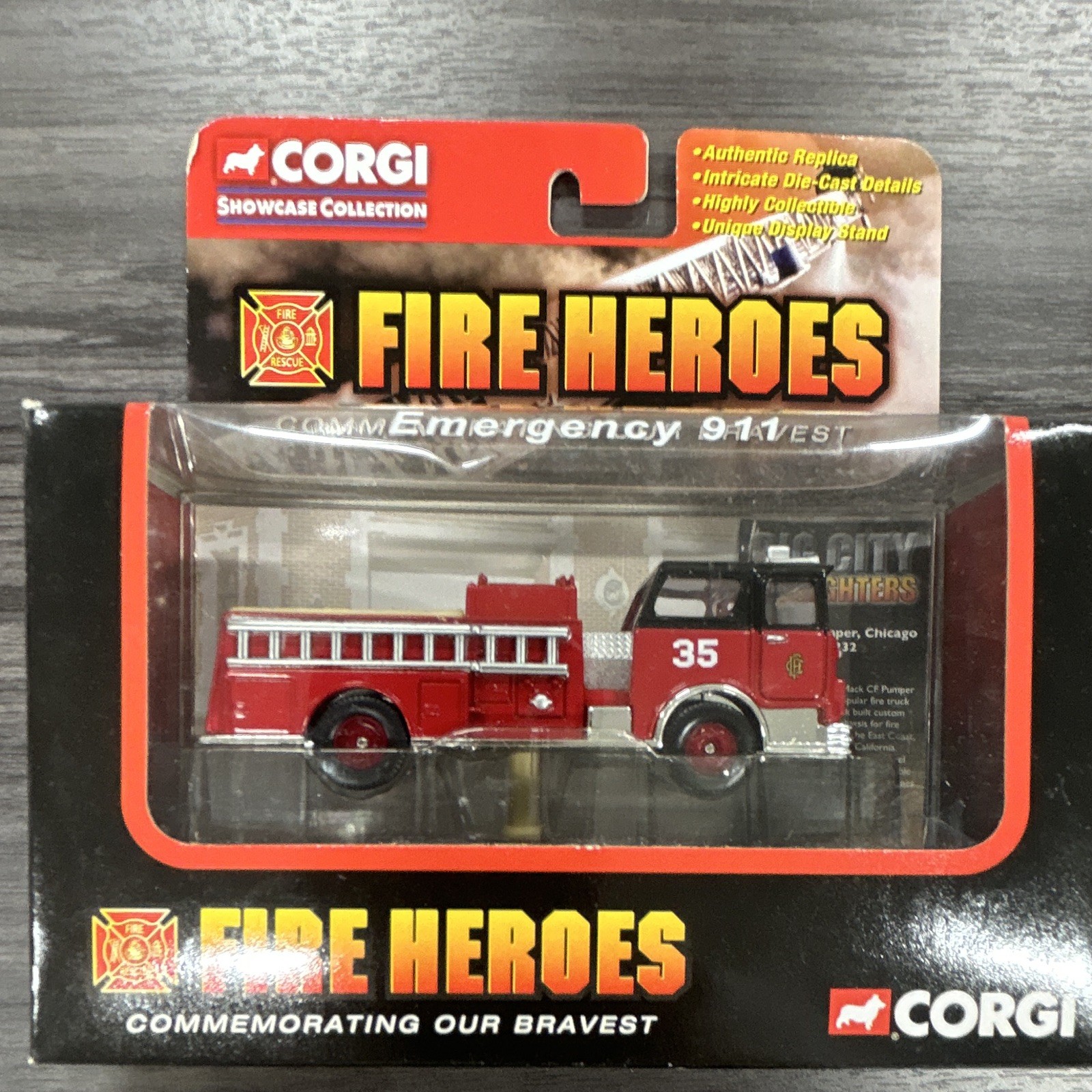 Corgi Fire Heroes Showcase CS90232 Mack CF Pumper Chicago Fire Dept 2004