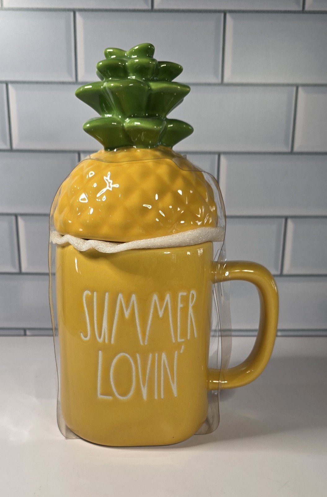 RAE DUNN „SUMMER LOVIN'“ Large Mug With Yellow Pineapple Topper New In Package