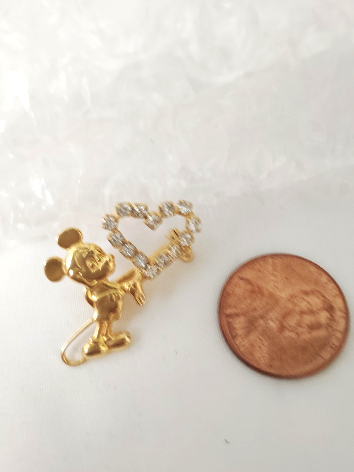 MICKEY MOUSE W/ RHINESTONE HEART BROOCH PIN SIGNED DISNEY GOLD TONE 1″x1″