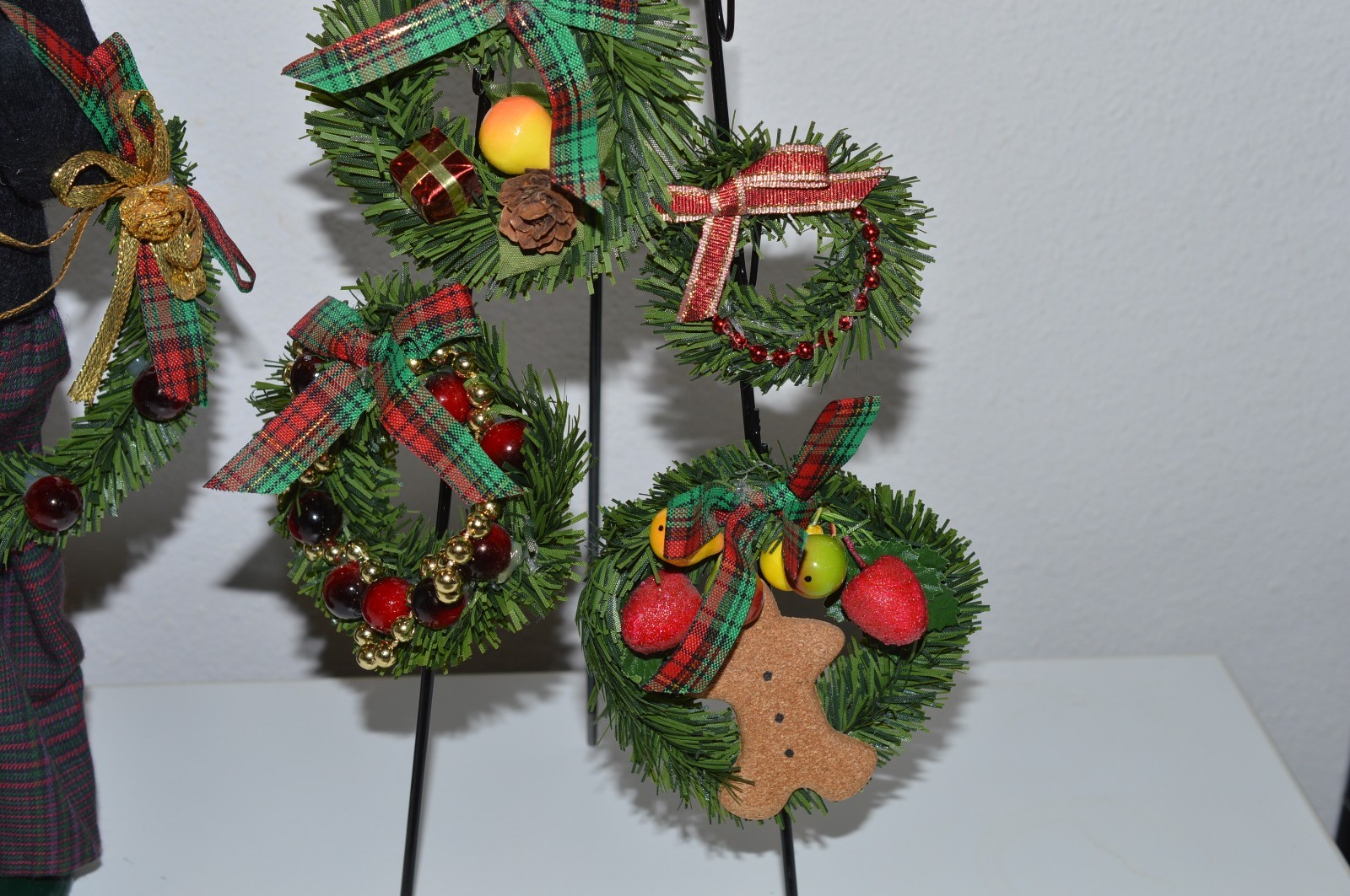 Byers Choice Caroler Woman Selling Christmas Wreaths Vendor With Stand 1997