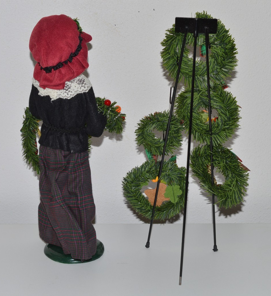 Byers Choice Caroler Woman Selling Christmas Wreaths Vendor With Stand 1997