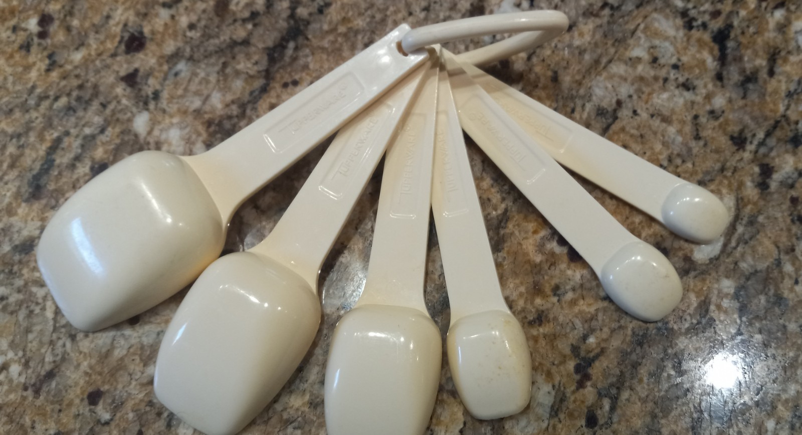 Vintage Tupperware Set 7 Piece Beige Cream Measuring Spoons Ring #1266-#1272