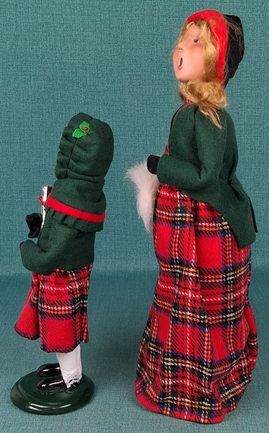 2 Byers Choice Carolers” 2011 ~ 13″ Woman & 10″ Girl w/ Gift