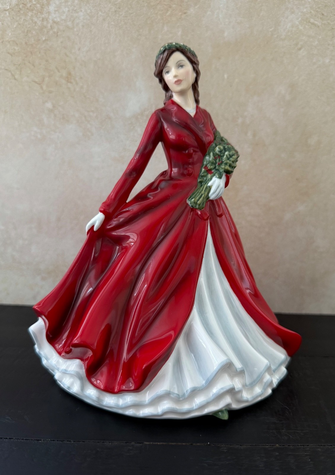ROYAL DOULTON 7” FIGURINE SONGS OF CHRISTMAS „DECK THE HALLS“ HN5606