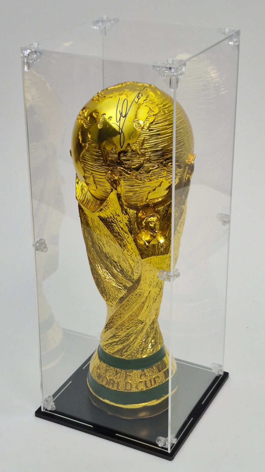 Lionel Messi FIFA World Cup hand signed W/COA Free shipping+acrylic cube