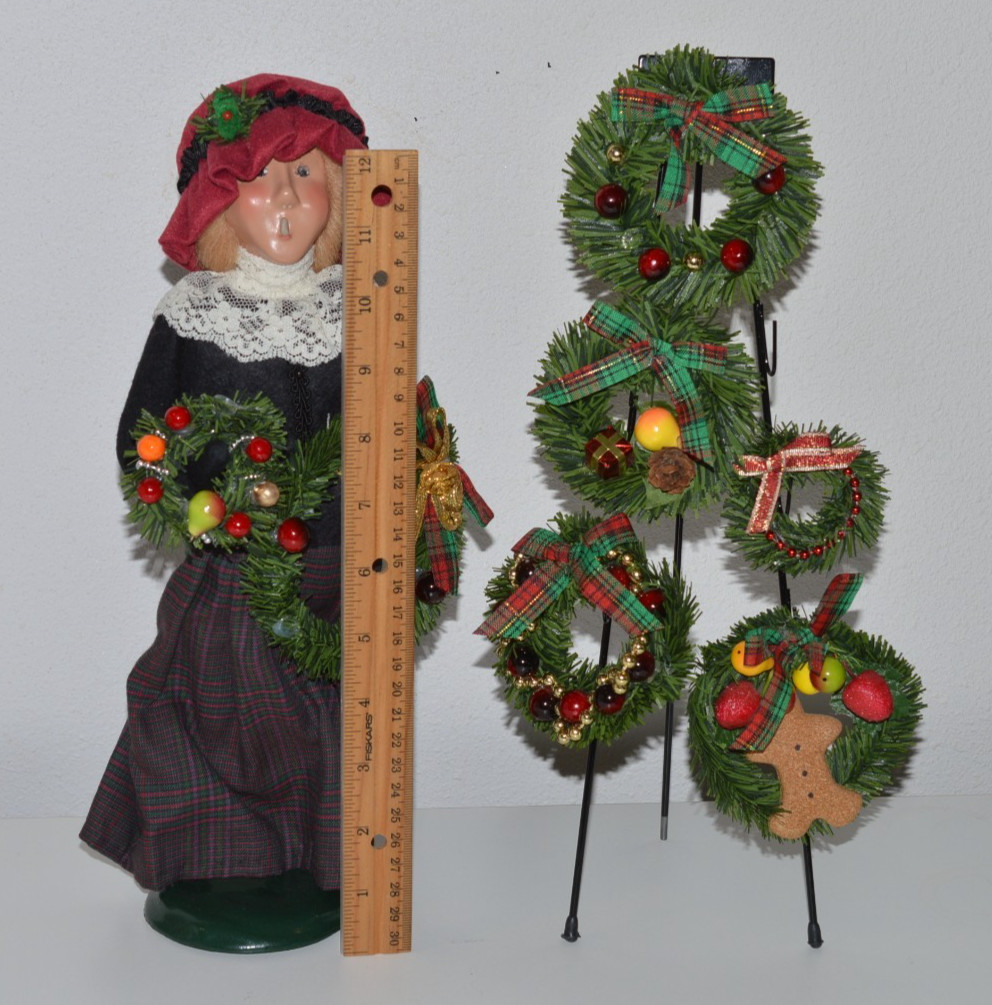 Byers Choice Caroler Woman Selling Christmas Wreaths Vendor With Stand 1997