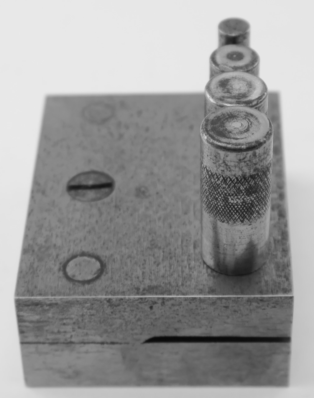 (4) Unbranded Machinist Hand Punches + Steel Holder : 7/32 – 9/32 – 11/32 – 7/16