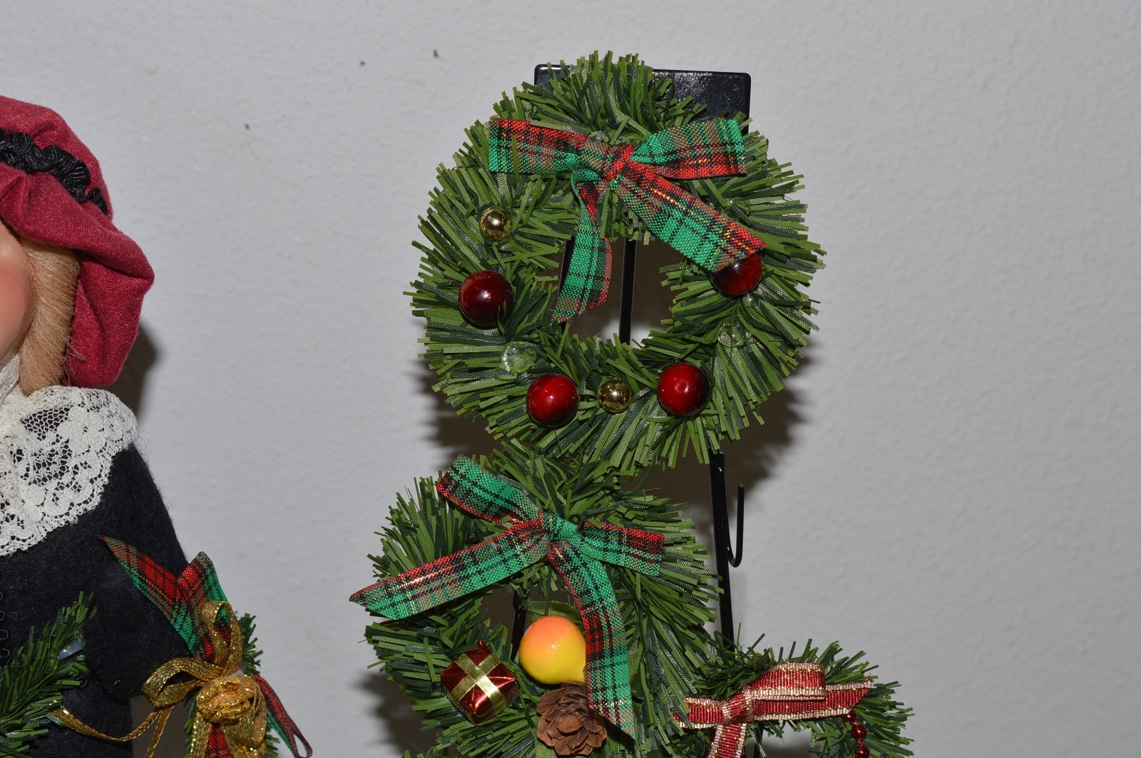 Byers Choice Caroler Woman Selling Christmas Wreaths Vendor With Stand 1997