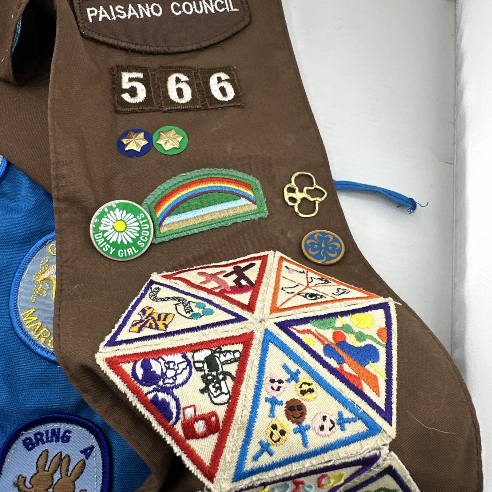 Girl Scout Daisy Apron Brown Sash With Badges & Pins GSA Girl Scouts Patches Lot