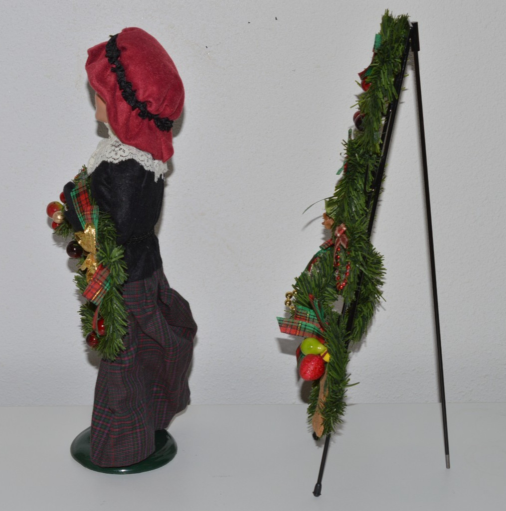 Byers Choice Caroler Woman Selling Christmas Wreaths Vendor With Stand 1997