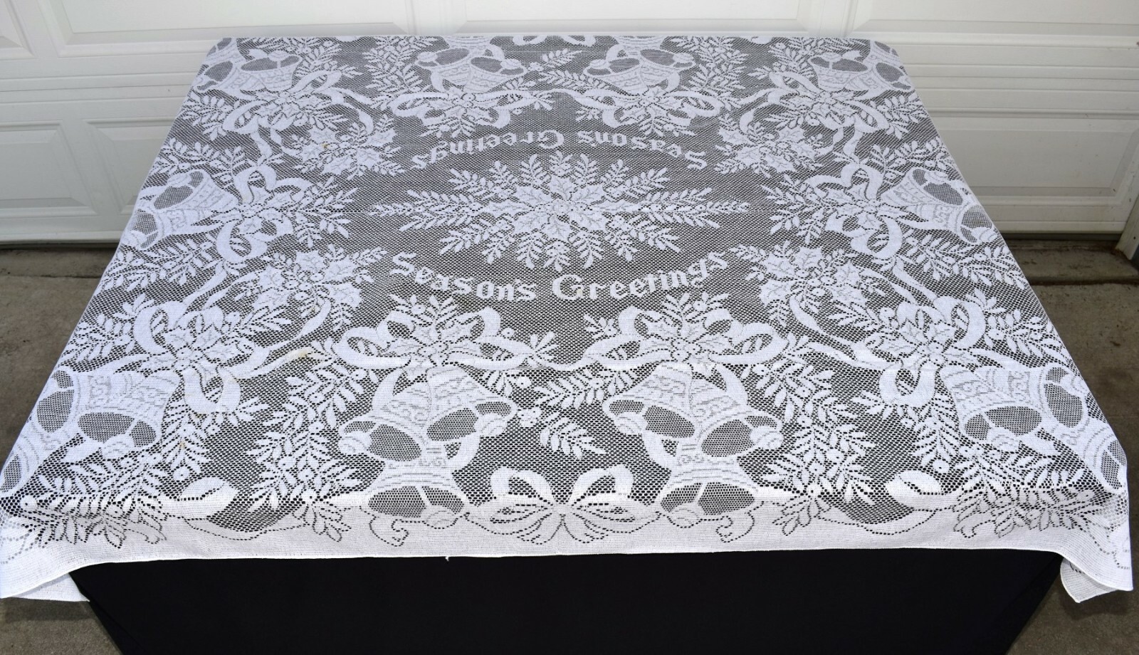 Vintage Quaker Lace White Seasons Greetings Christmas Holiday Tablecloth 71 x 90