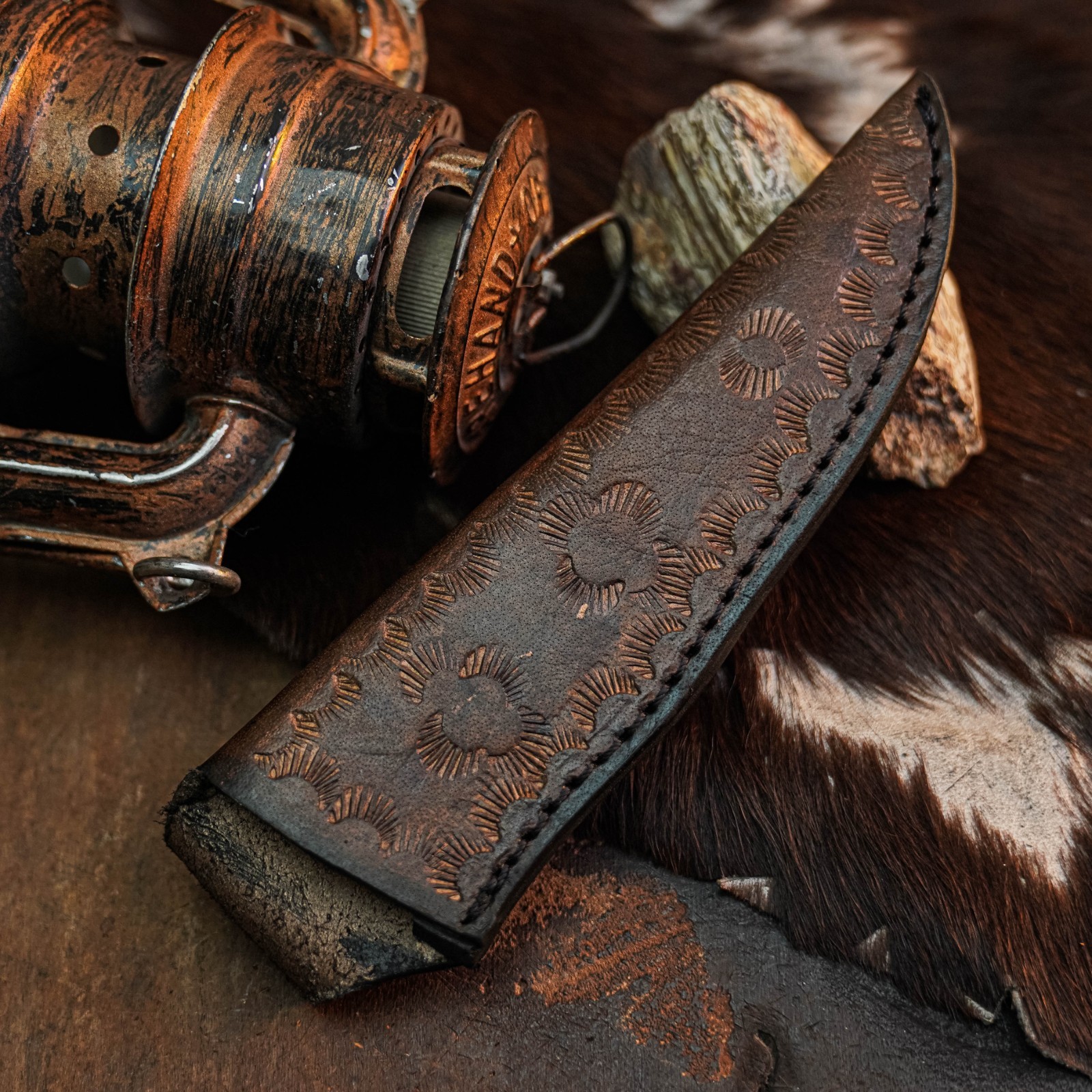 9.1″ inch Handmade Damascus Hunting Knife Full Tang Wood Handle Leather Sheath