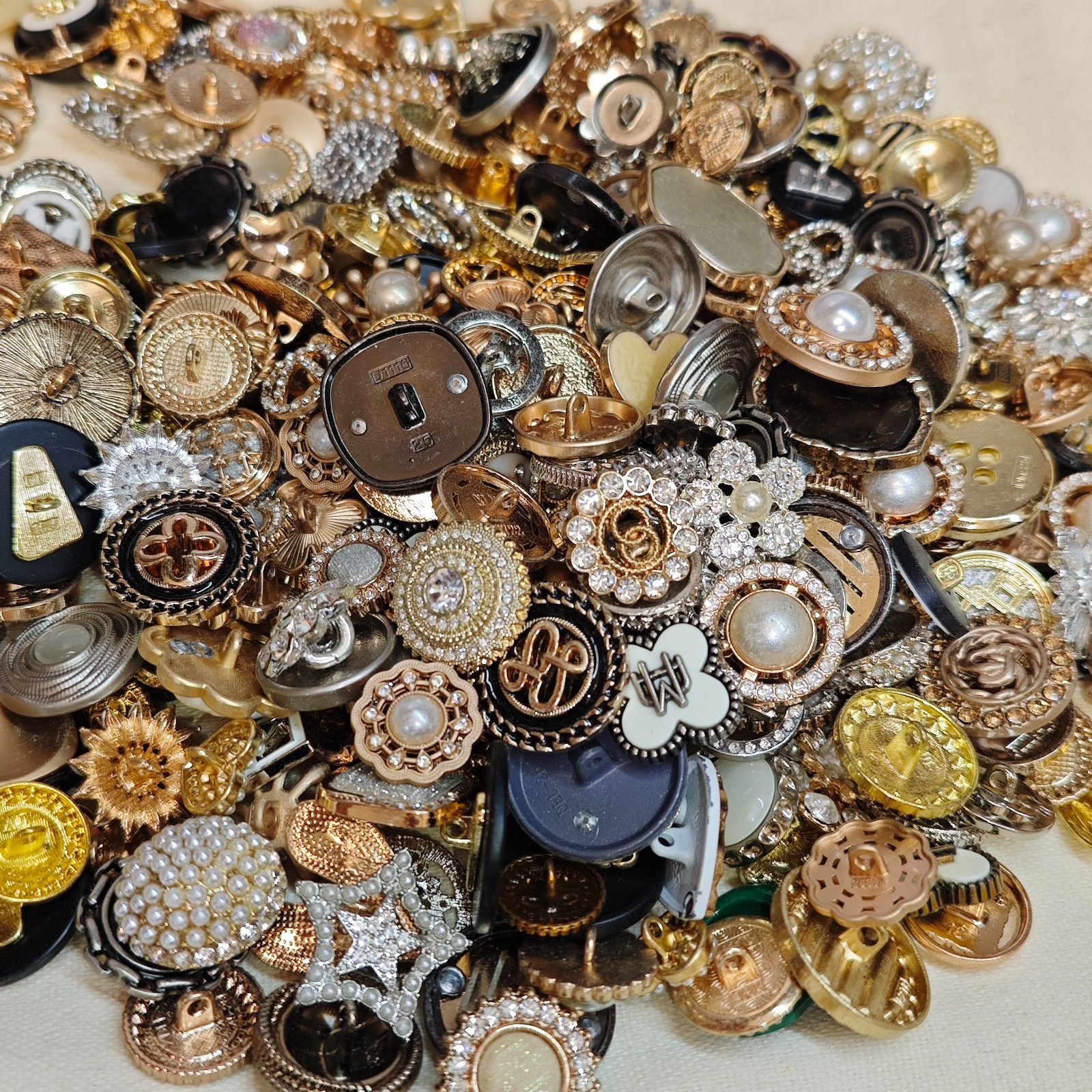 Vintage-nowEstate Sale Buttons Lot 50p Various Sizes Shapes Colors Types Usable
