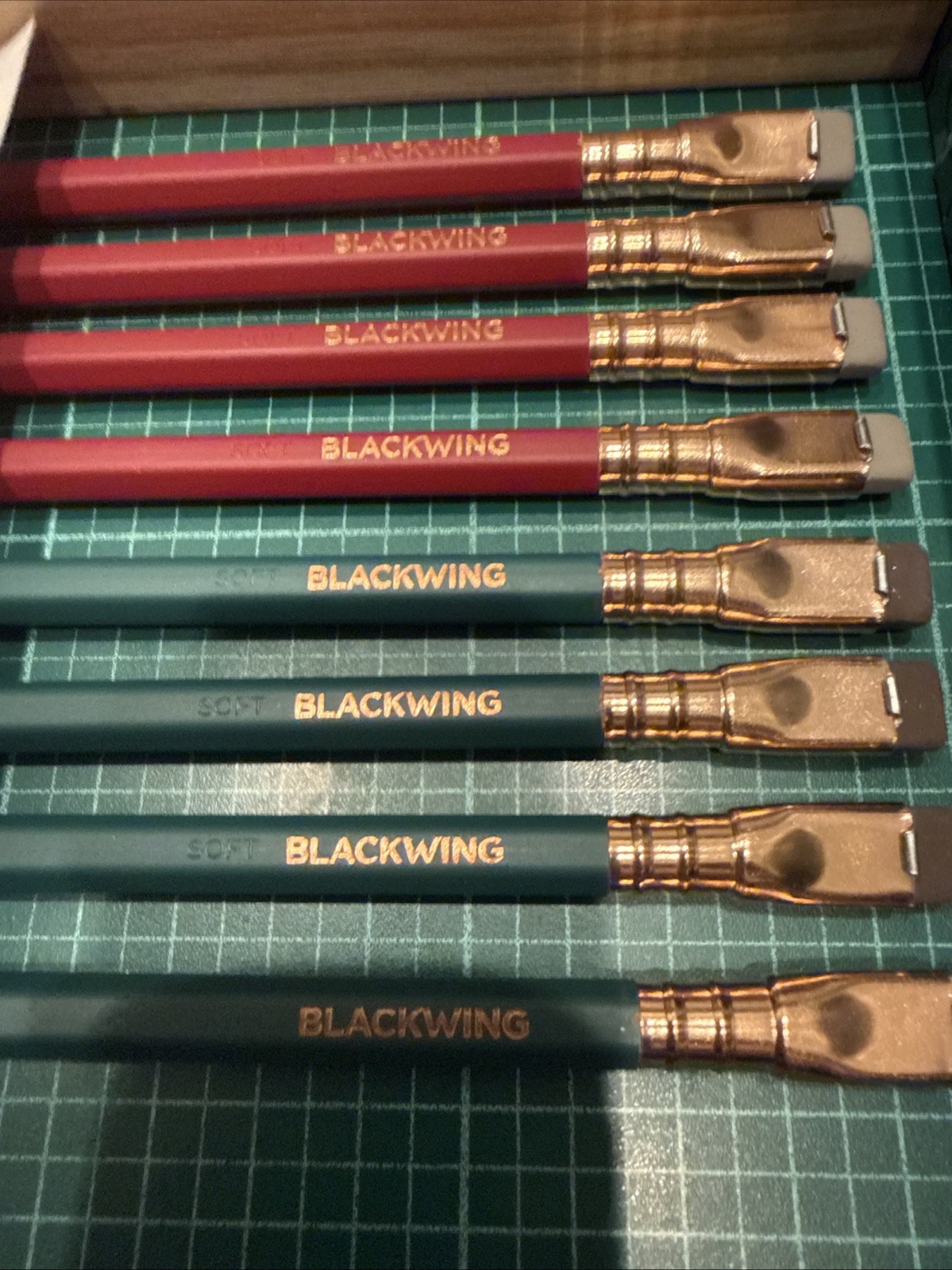 8 – Blackwing Pencils – 4 Matte Red & 4 Matte Green, In oil Rubbed Wooden Case!