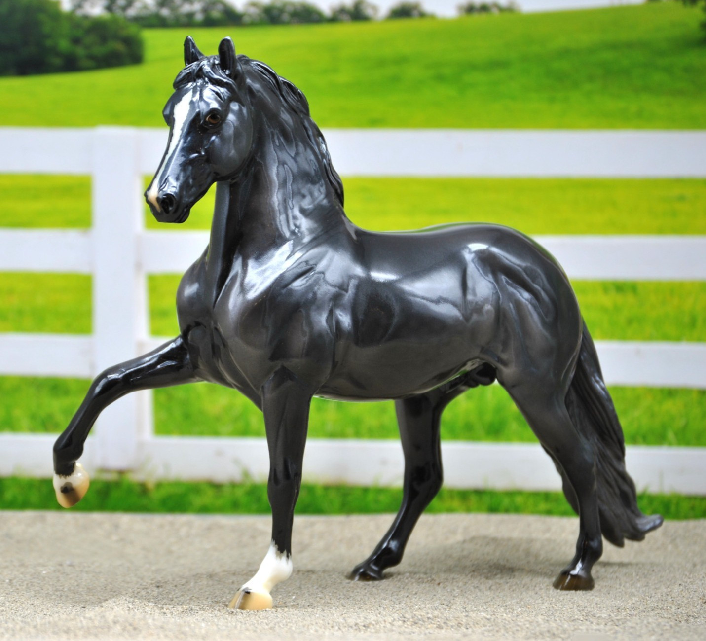 Breyer Trad MACHU PICCHU Peruvian Paso LR-600 glossy metallic black