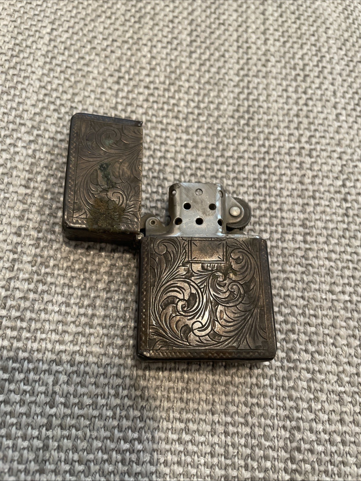 VINTAGE SILVER ORNATE SCROLLWORK CASE LIGHTER W/ VINTAGE ZIPPO INSERT.