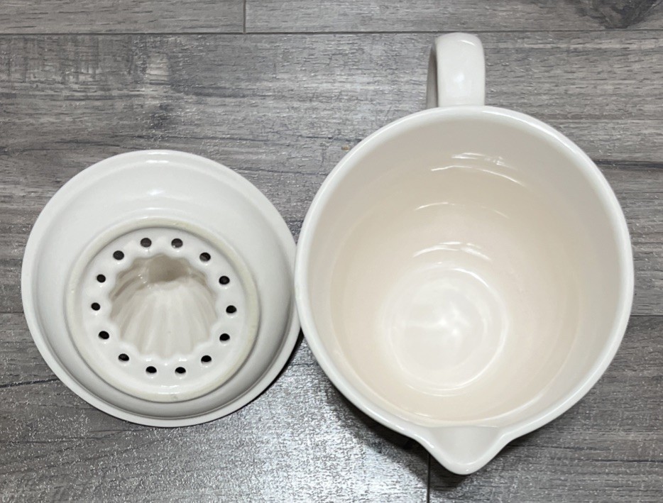Rae Dunn 3 Cup FRESH Manual Orange Juice Juicer Strainer & Pitcher w/ Pour Spout