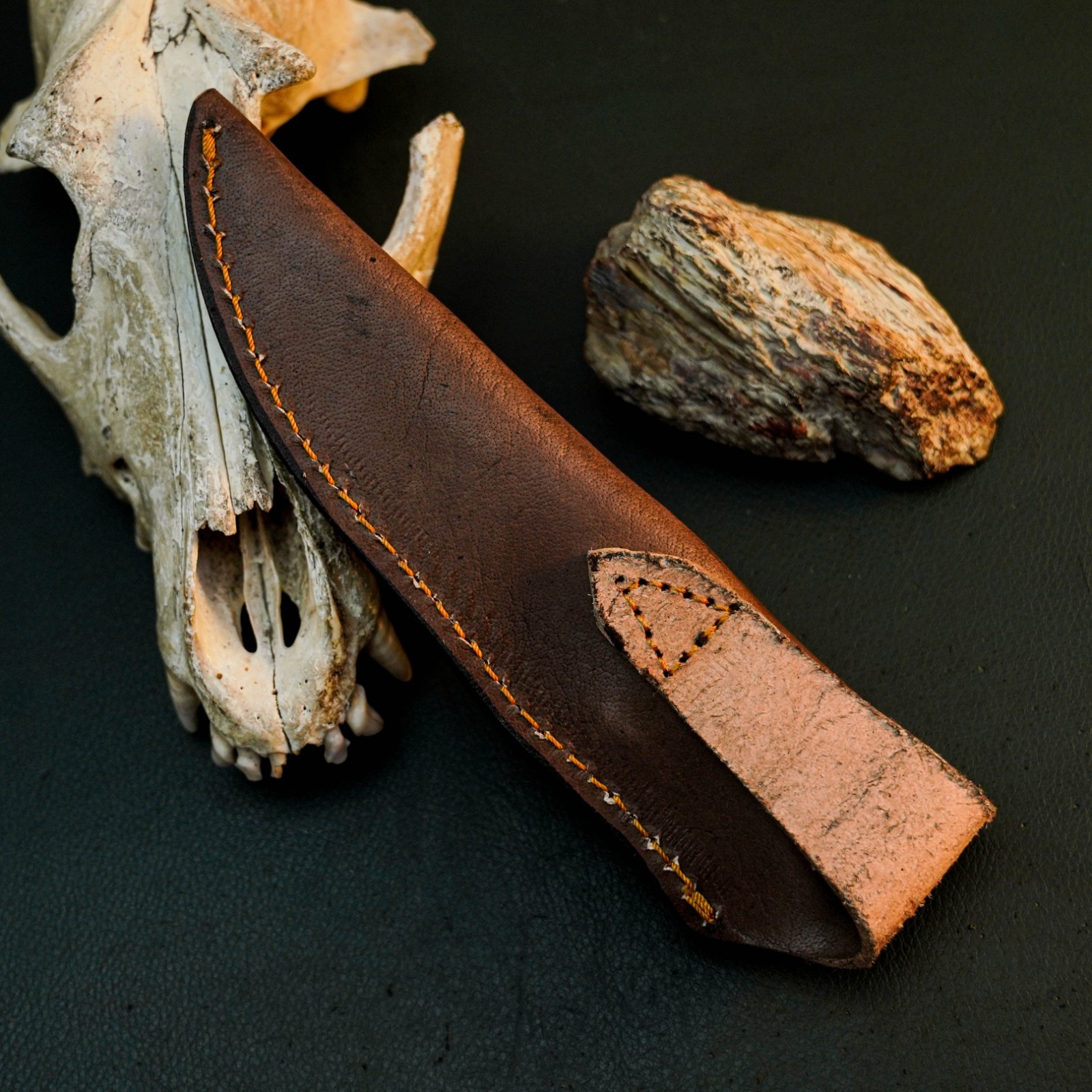 8.7″ D2 Skinning Hunting Knife Handmade Full Tang Ram Horn Handle Leather Sheath