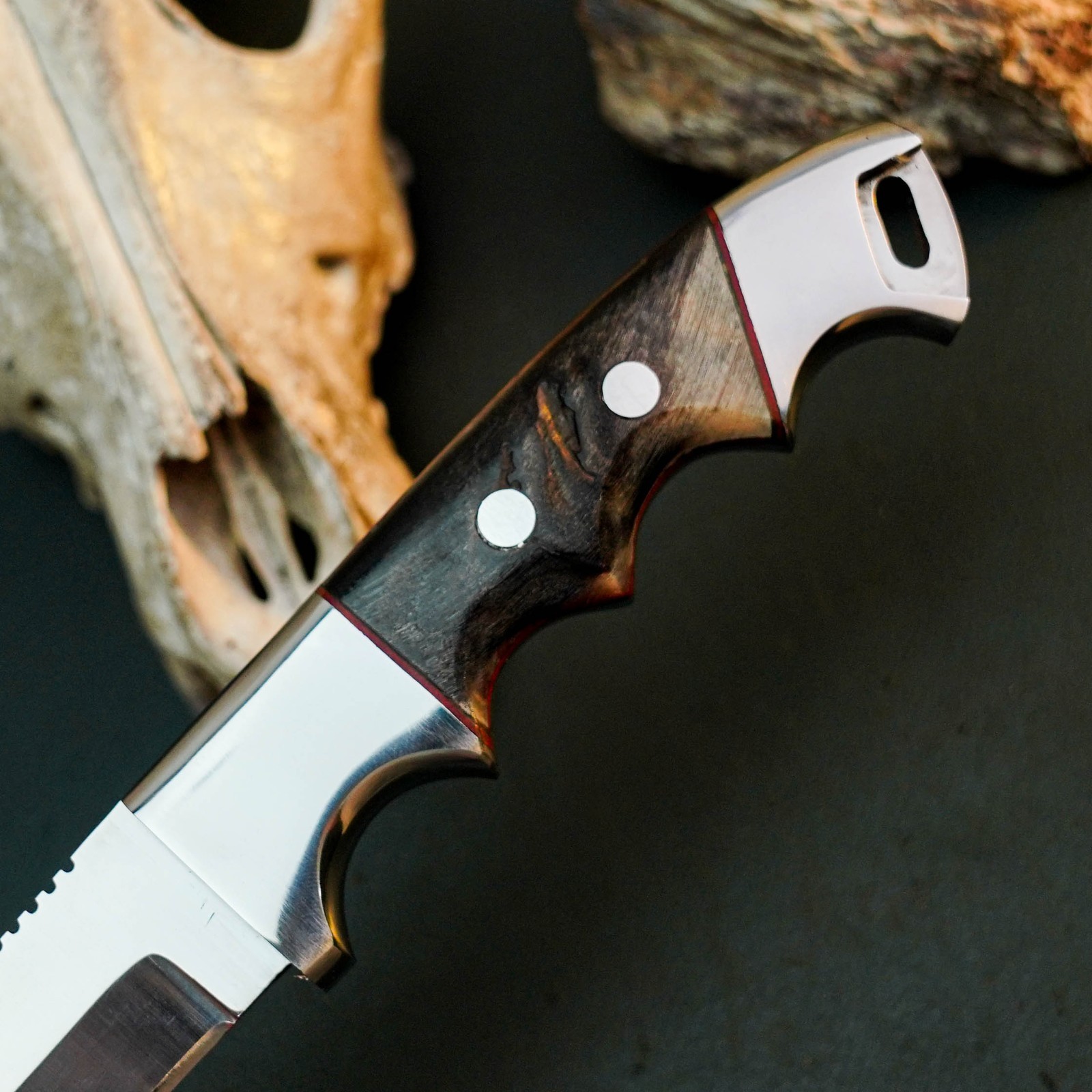 8.7″ D2 Skinning Hunting Knife Handmade Full Tang Ram Horn Handle Leather Sheath