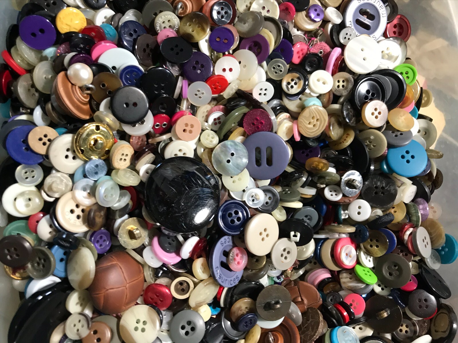 Lot of 250 Assorted Sew Buttons New/Used/Vintage Metal Plastic Resin Wood Glass