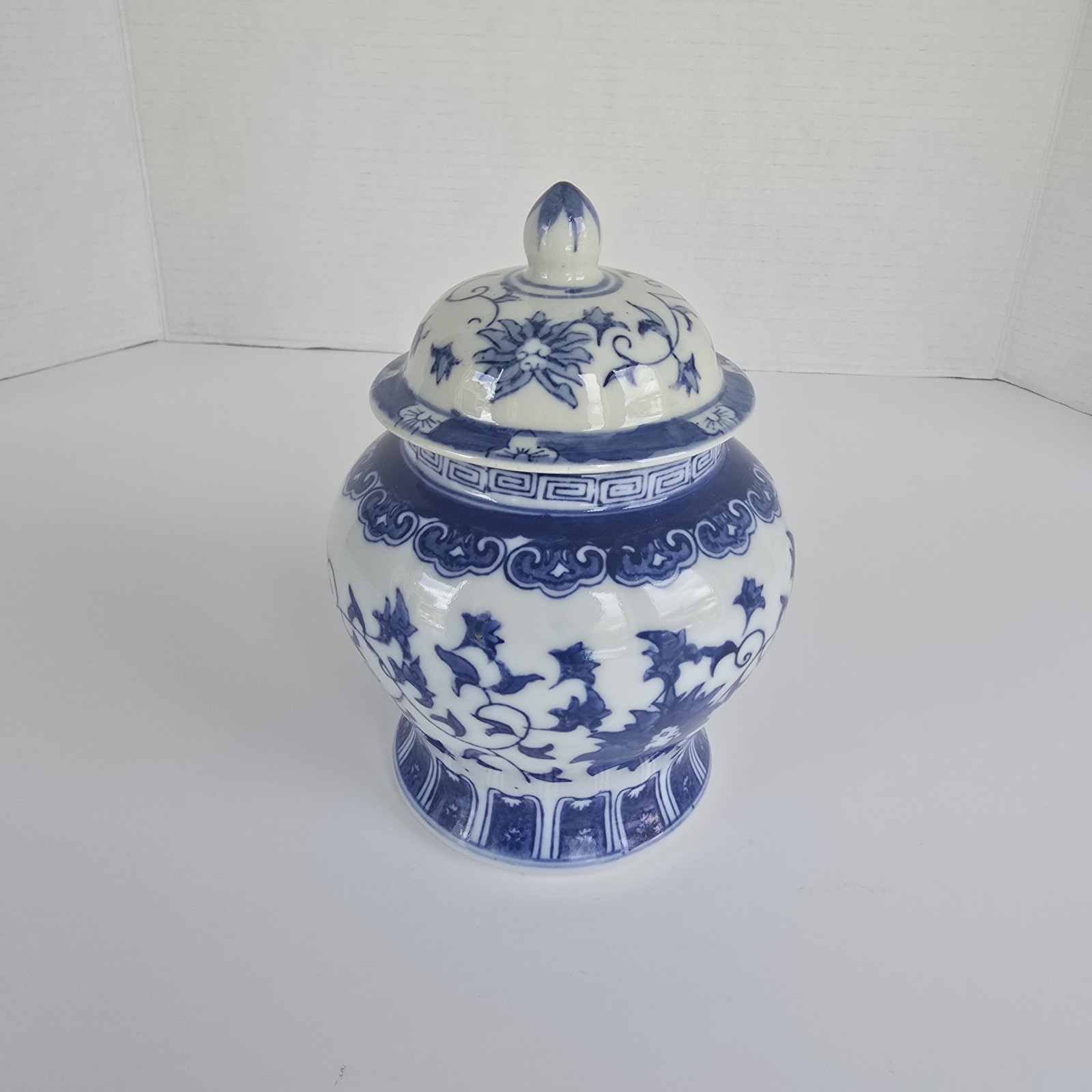 Blue & White Floral Porcelain Ginger Jar Decorative Jar w/ Lid 4.25 in Round