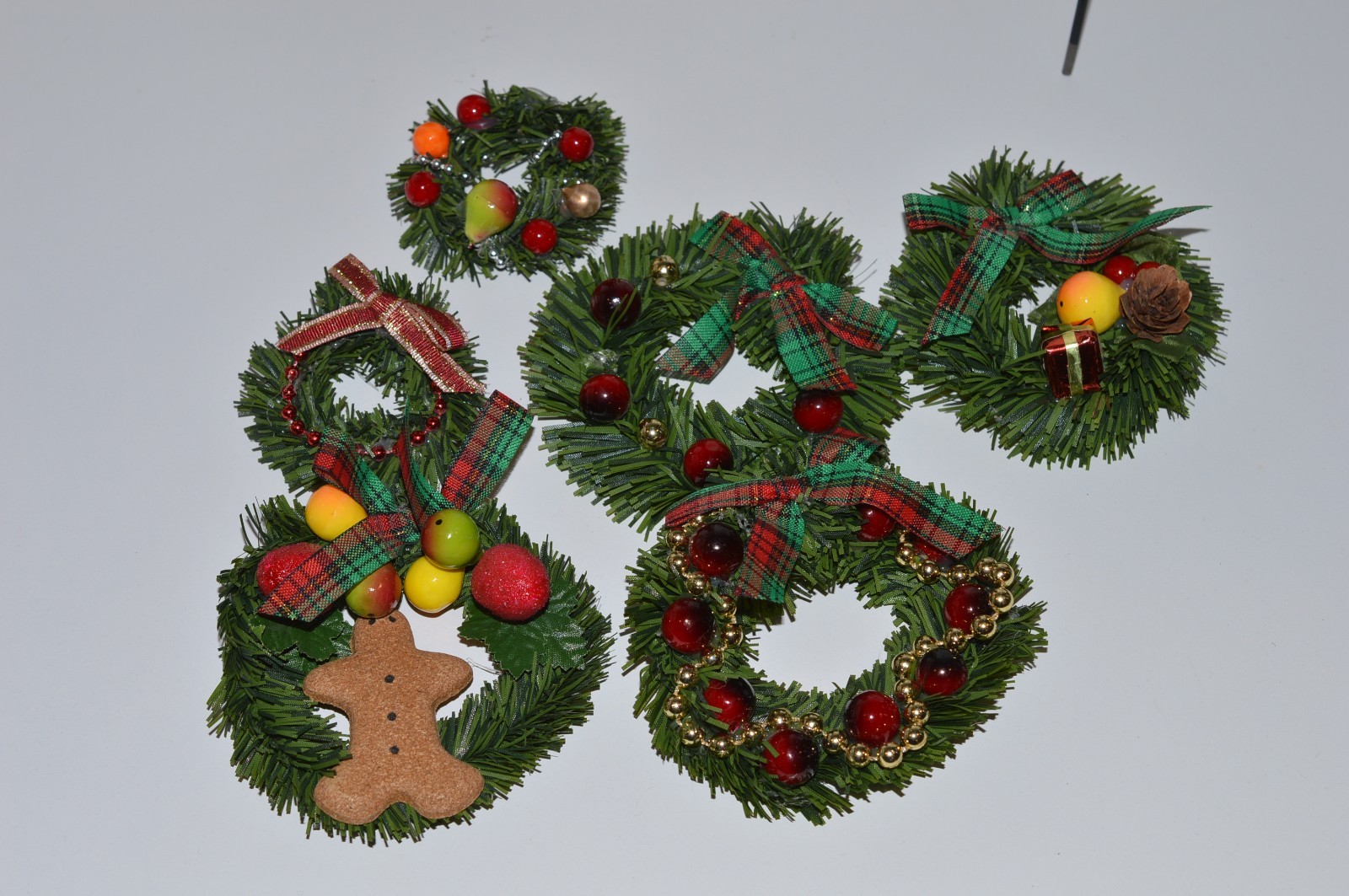 Byers Choice Caroler Woman Selling Christmas Wreaths Vendor With Stand 1997