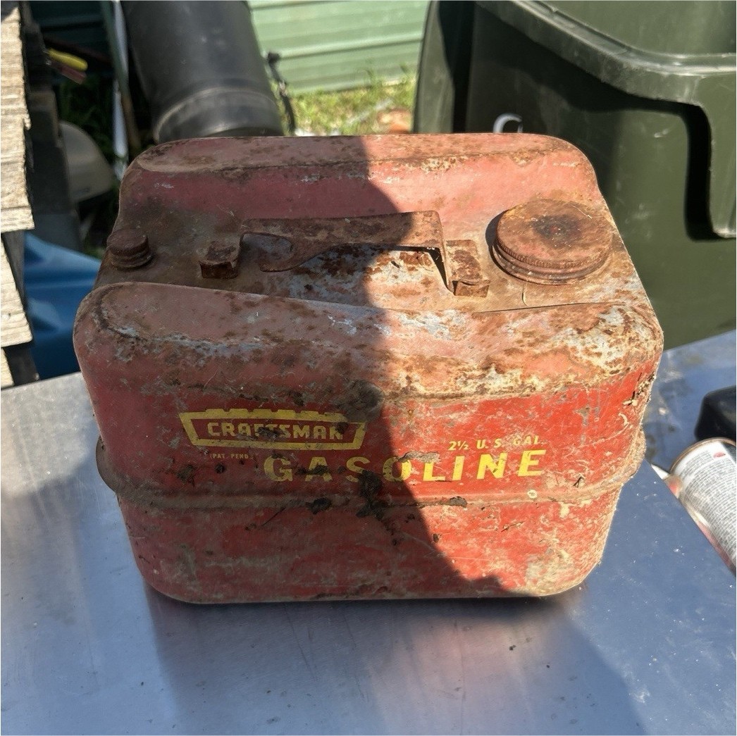 Craftsman Red Metal Gasoline Gas Can 2 1/2 U.S. Gal Gas & Oil Theme