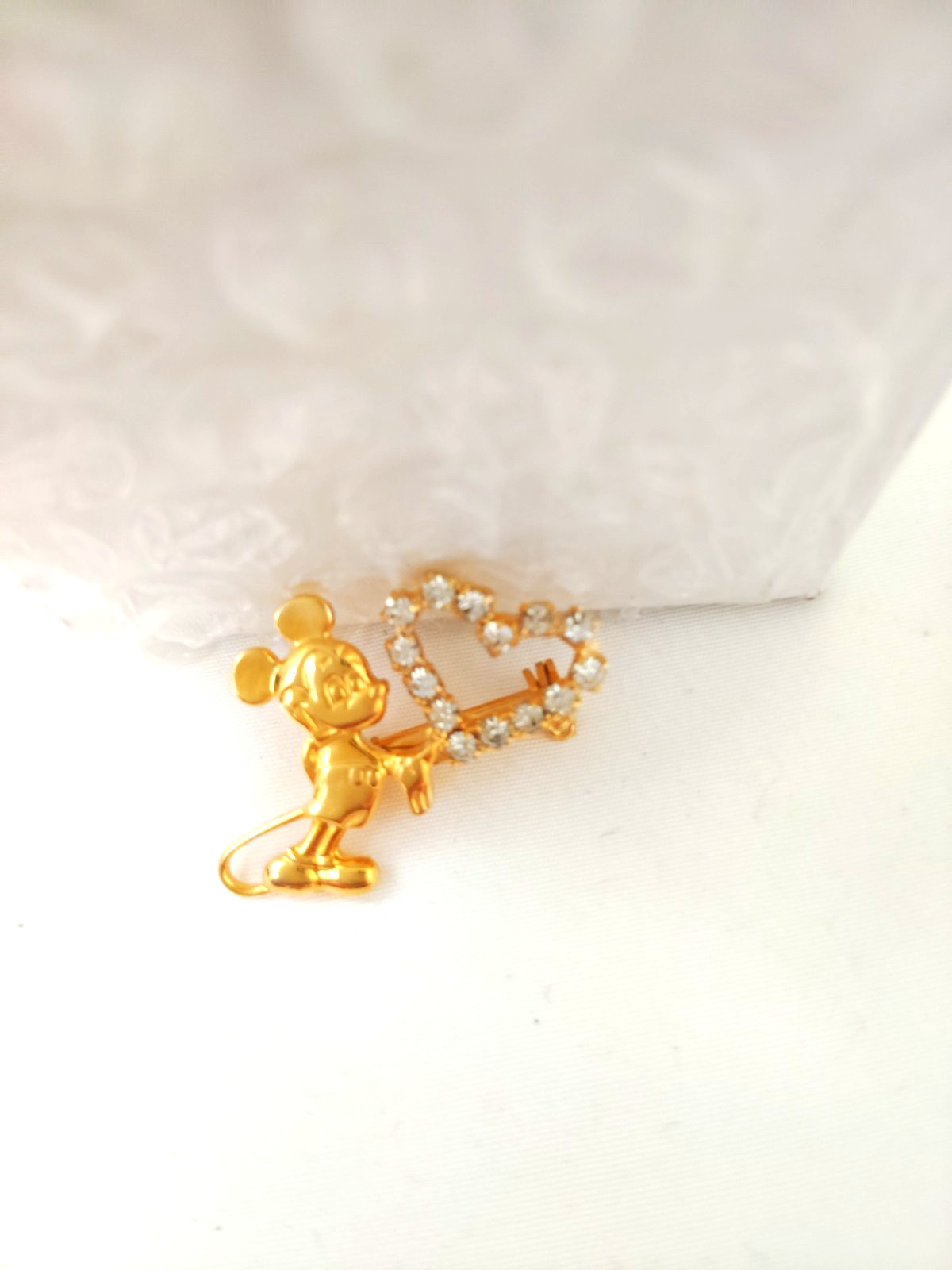 MICKEY MOUSE W/ RHINESTONE HEART BROOCH PIN SIGNED DISNEY GOLD TONE 1″x1″