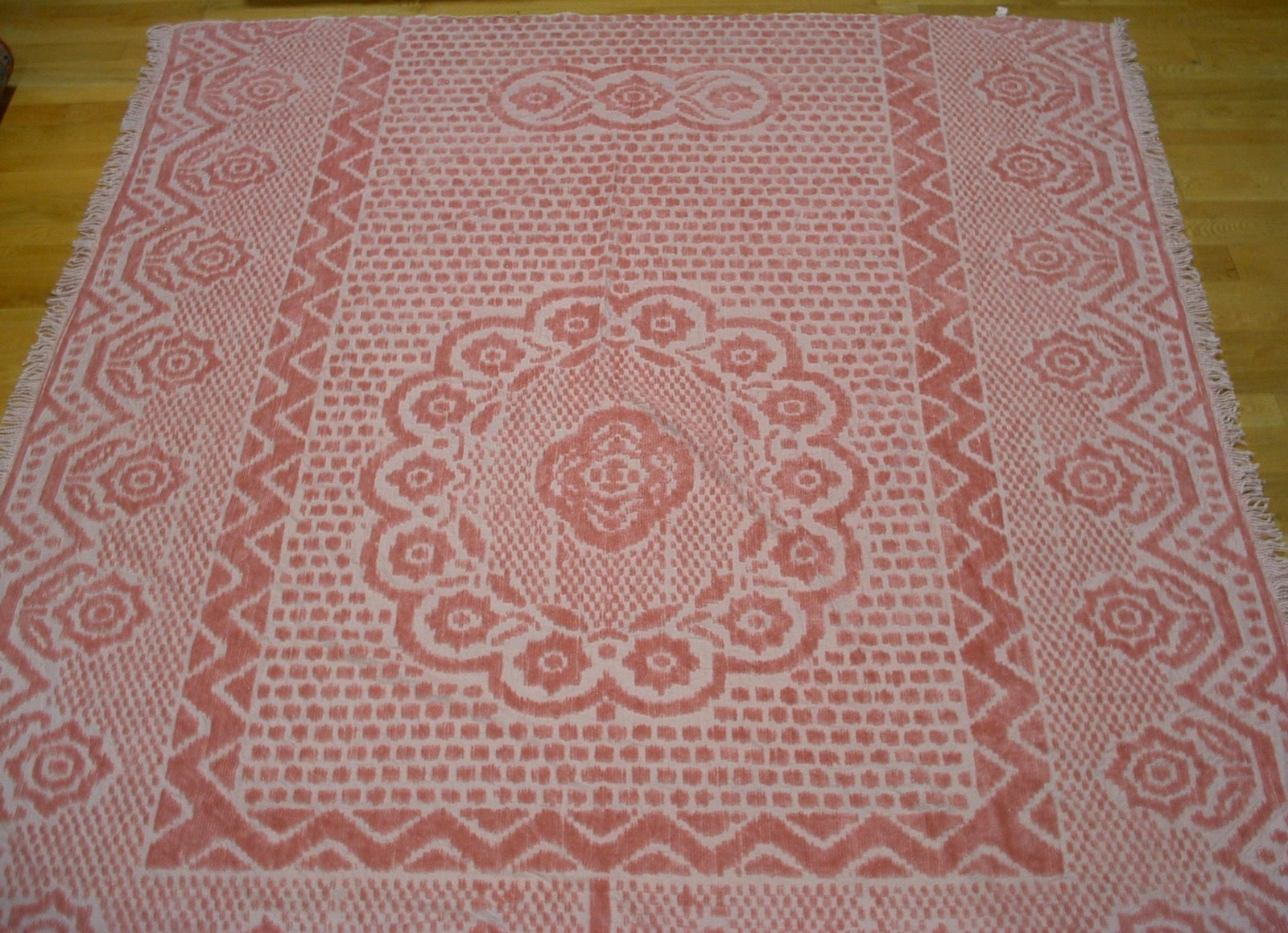 Vintage 1950’s 100% Polyester Pink Floral Medallion Chenille Bedspread 92″ X 102