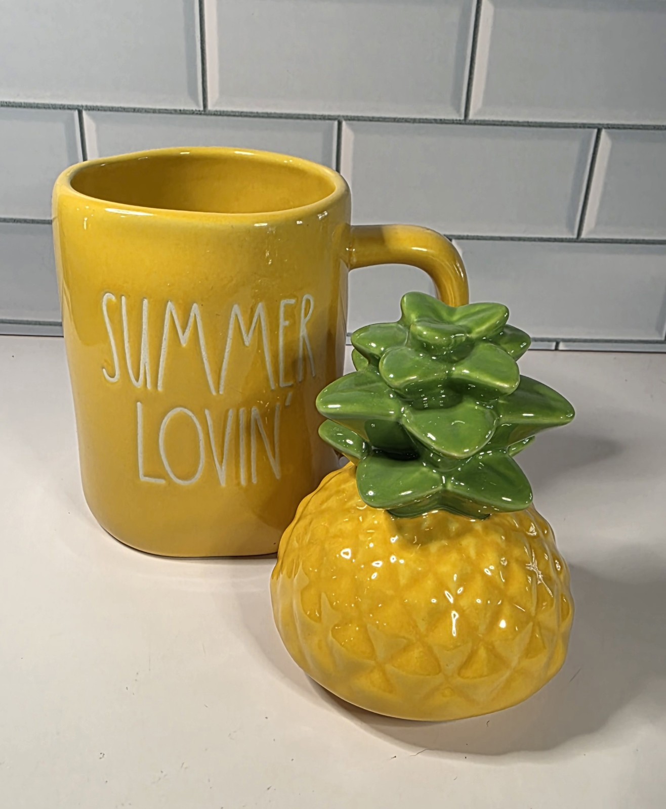 RAE DUNN „SUMMER LOVIN'“ Large Mug With Yellow Pineapple Topper New In Package