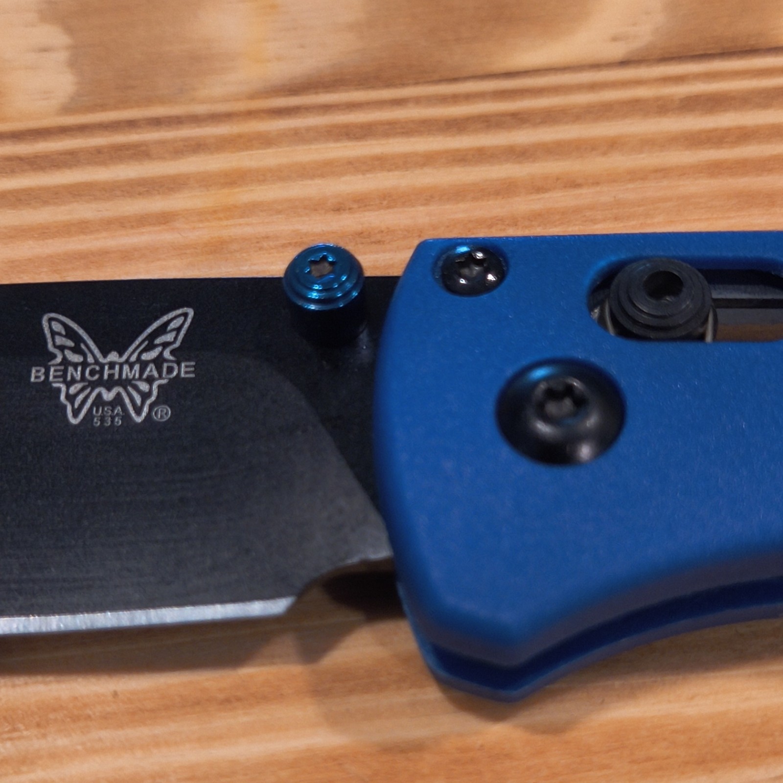 Bugout 535 Blue Class CPM-S30V Drop Point Plain Manual Axis Clip