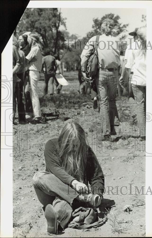 Press Photo Group leaves field after meeting – lra61129