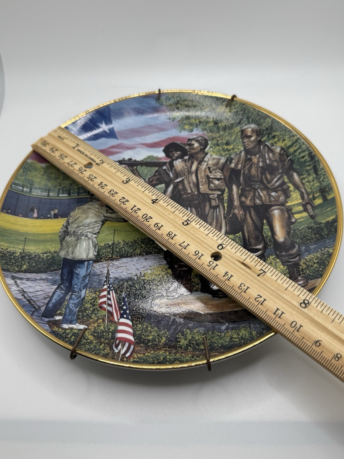 „Touching The Memory” Franklin Mint Friends of Vietnam Veterans Memorial Plate
