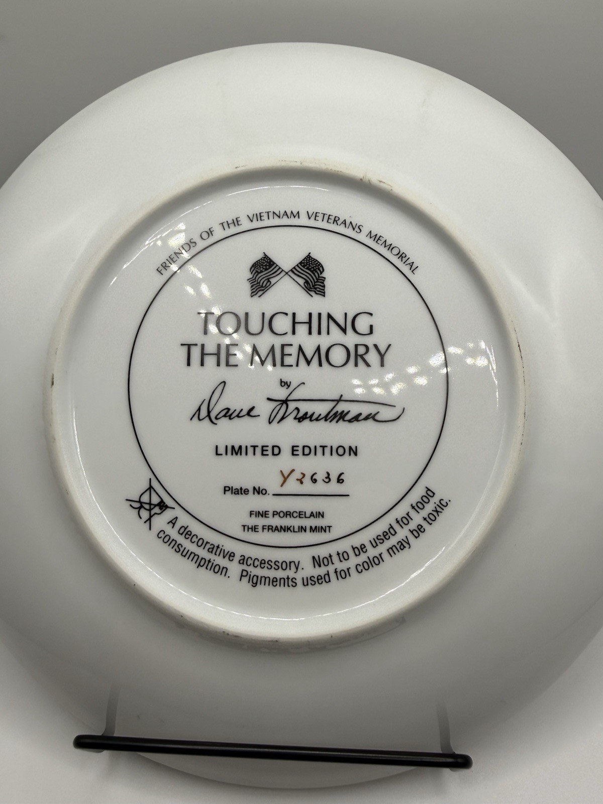„Touching The Memory” Franklin Mint Friends of Vietnam Veterans Memorial Plate