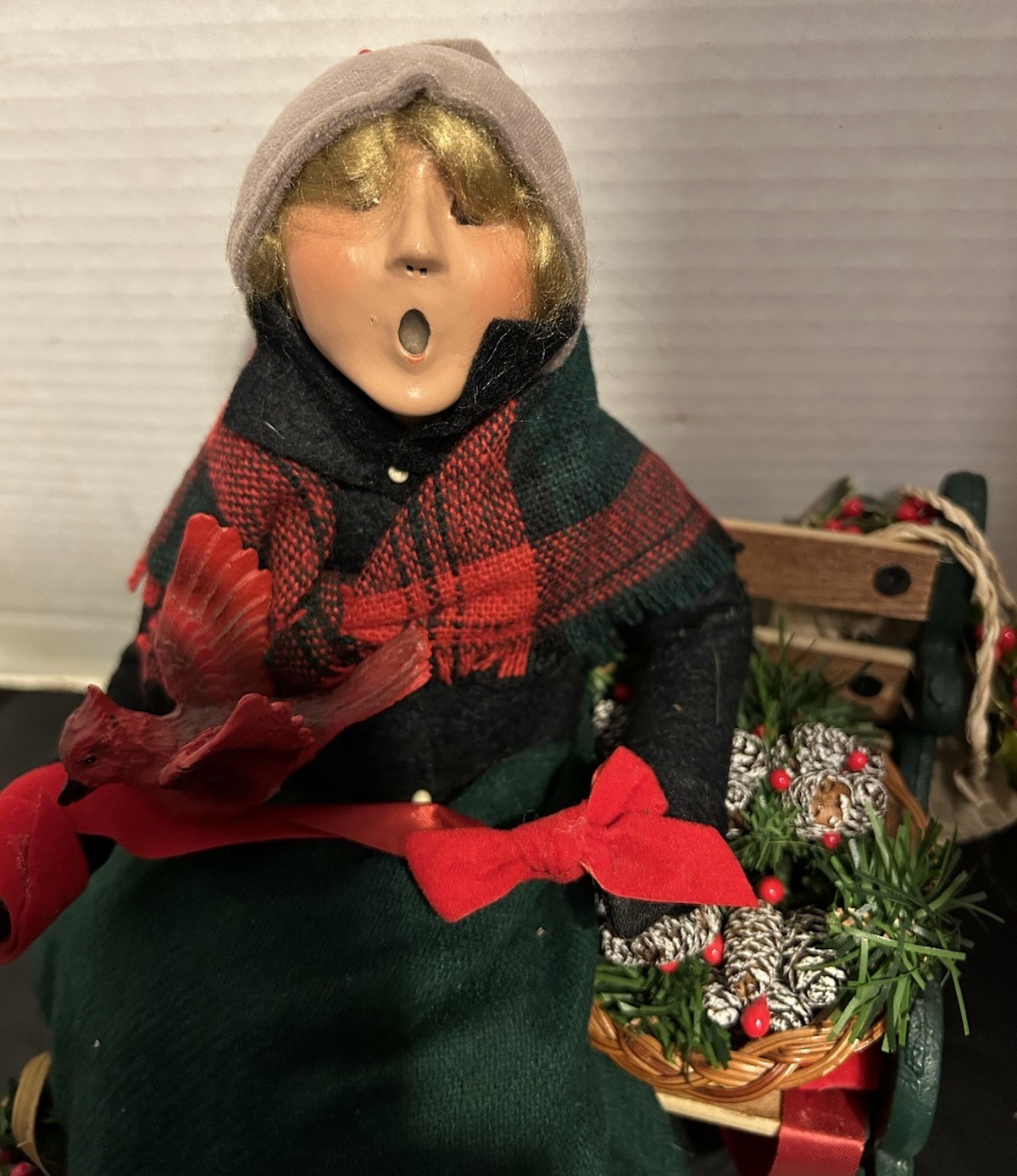 Byers‘ Choice Winterthur Woman w/ Wreath, Greens, Cardinal Sitting on Bench 2002