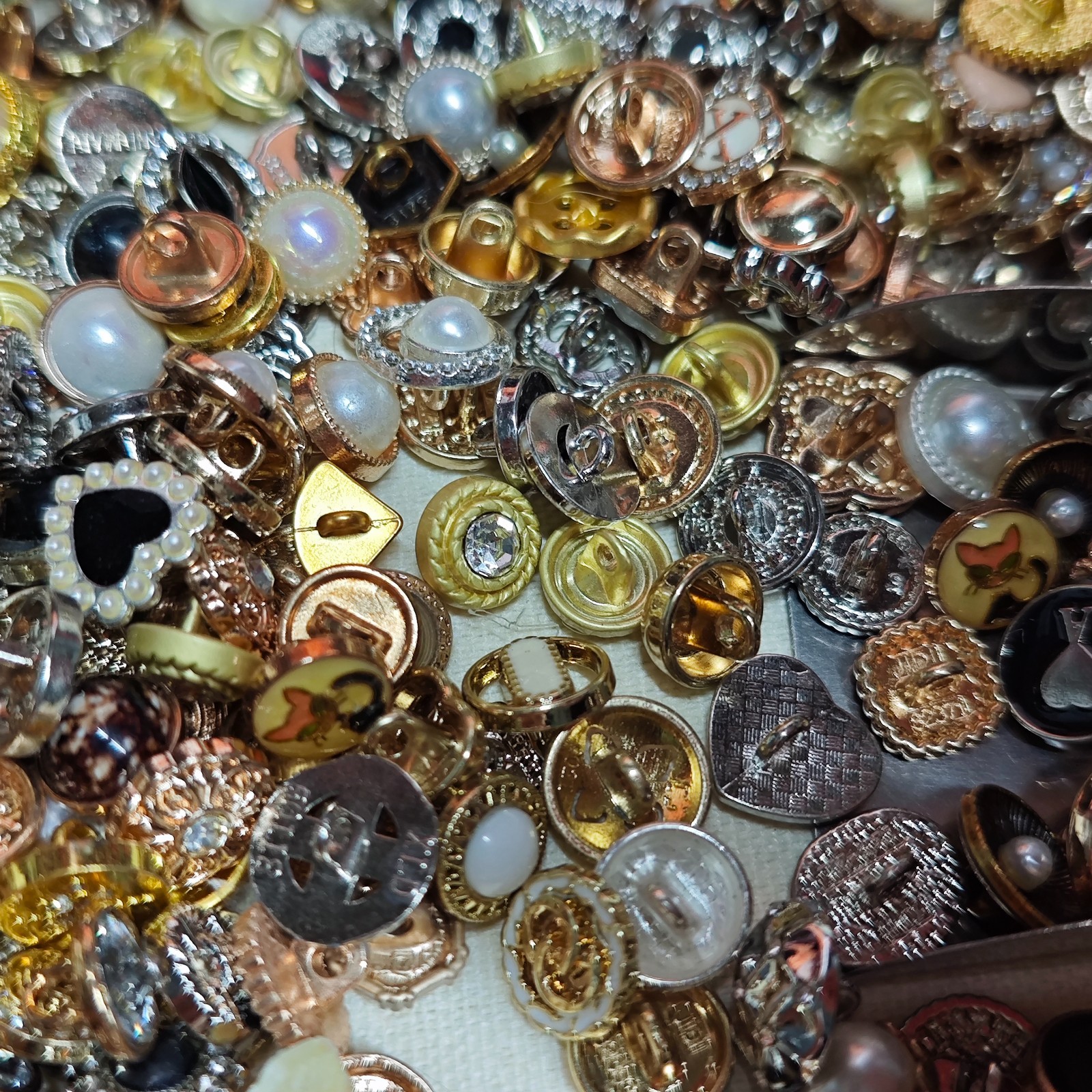 Vintage-nowEstate Sale Buttons Lot 50p Various Sizes Shapes Colors Types Usable