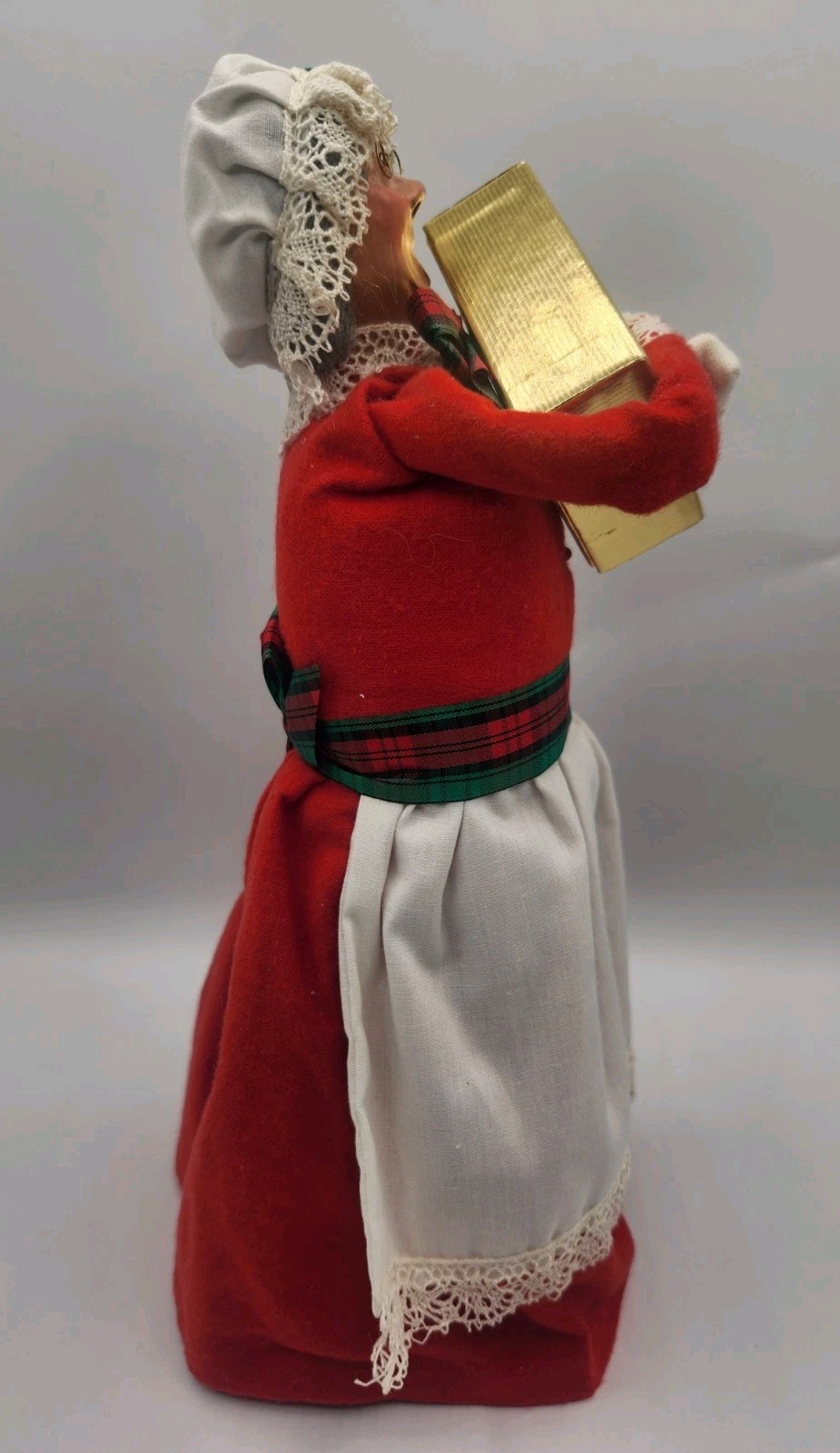 Byers Choice Carolers Mrs Claus with Gift Lace Bonnet Vintage Christmas 1990