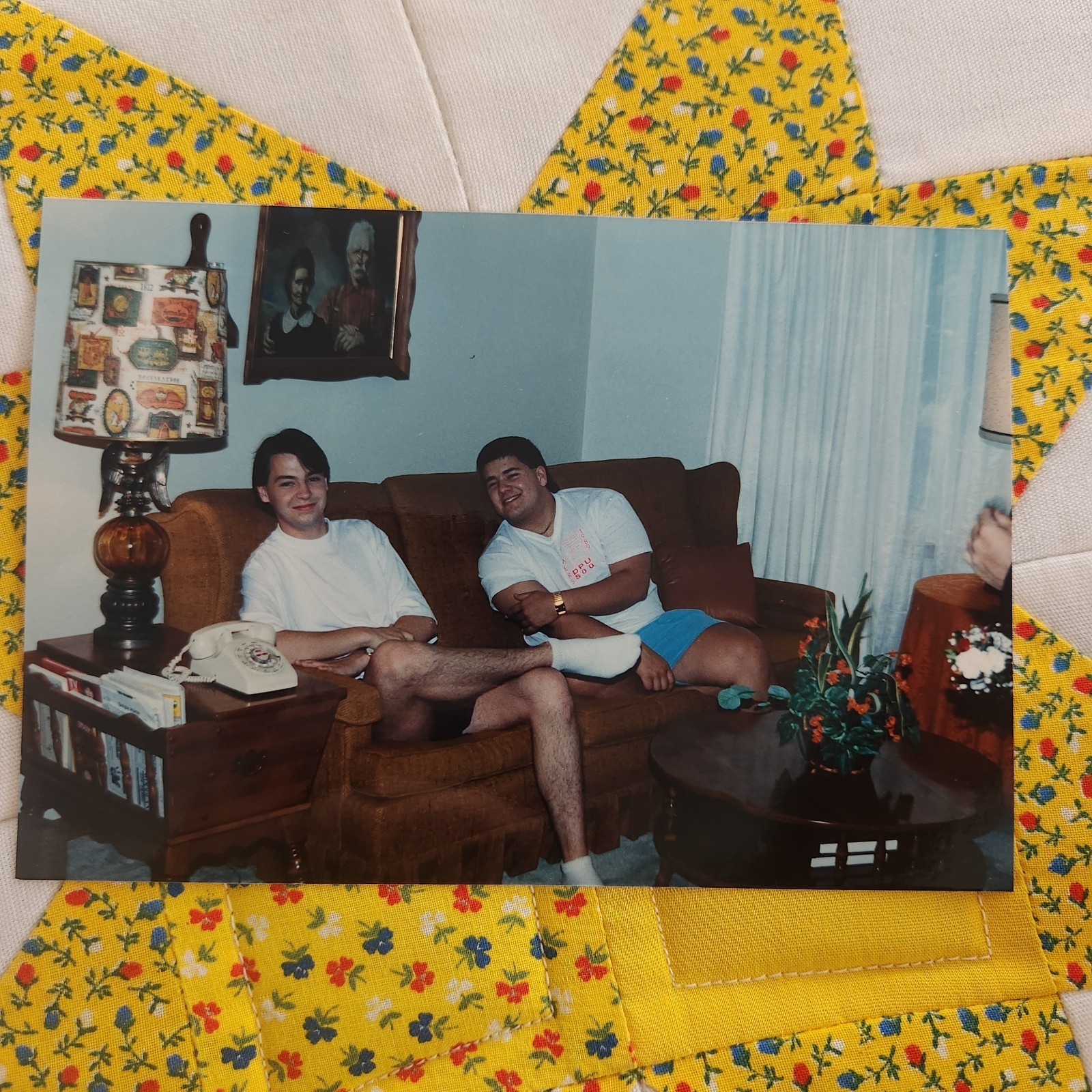 VTG Color Snapshot Photo 1980s Friends Hanging Out On Couch 1989