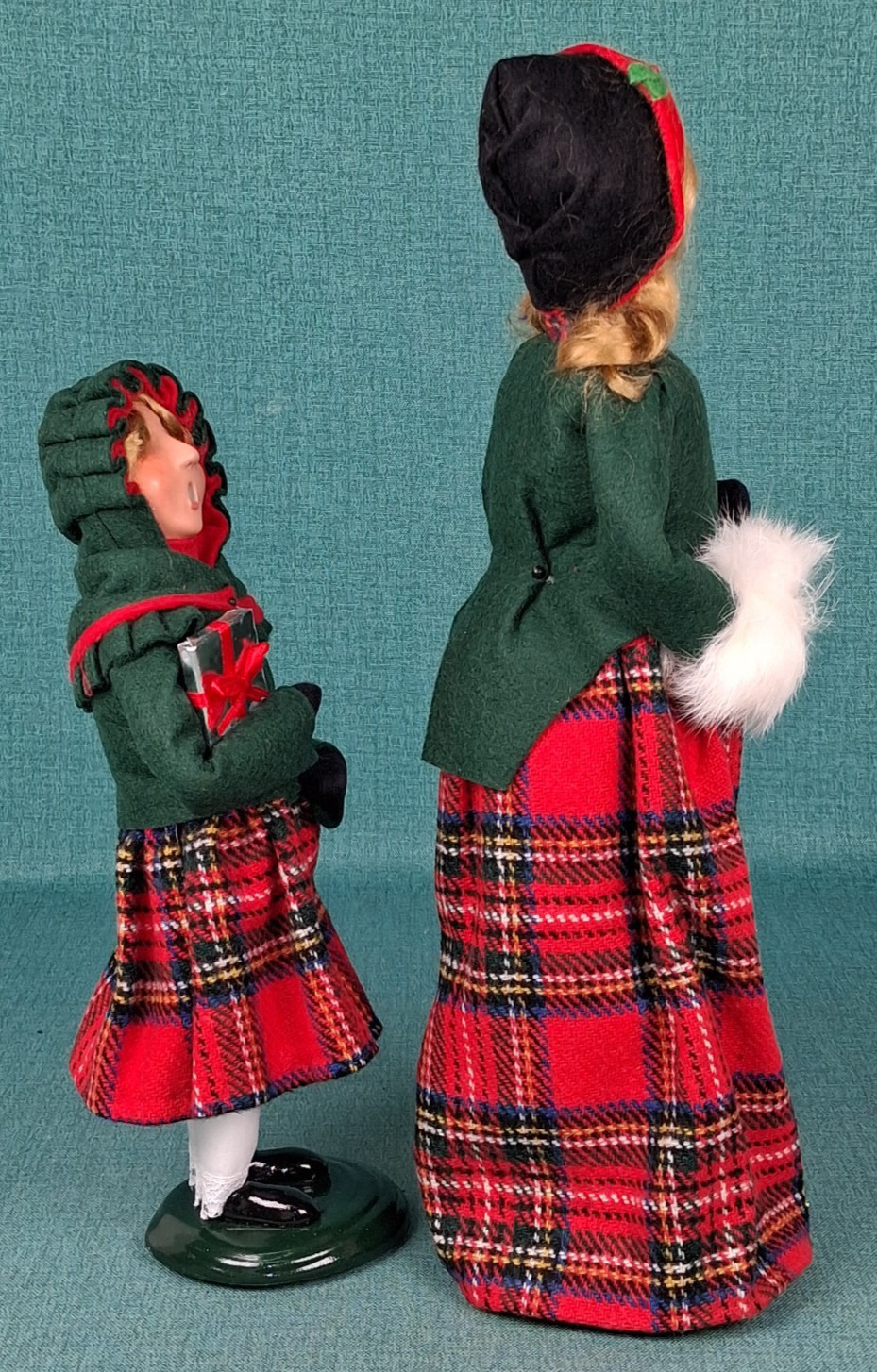 2 Byers Choice Carolers” 2011 ~ 13″ Woman & 10″ Girl w/ Gift