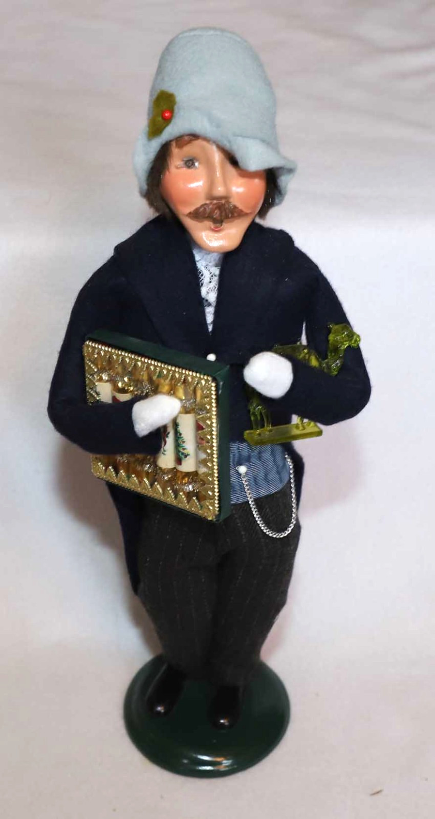 BYERS CHOICE MAN WITH CHRISTMAS CRACKERS & GIFT CAROLER 2004 CHRISTMAS