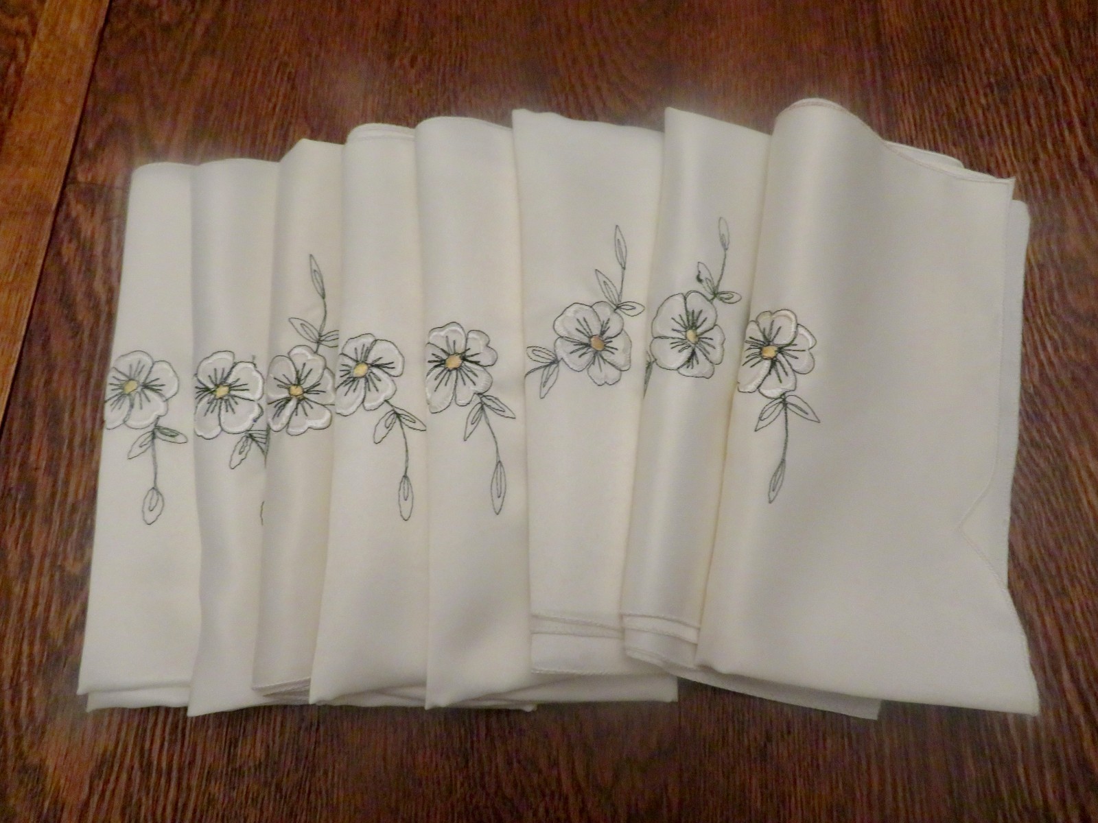 Set 8 Unused 17″ „silky“ Easy Care Napkins Appliqued Embroidered Flower
